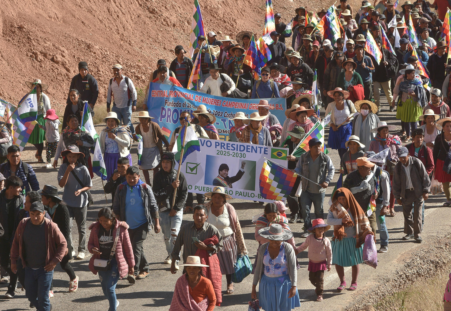 Personas participan en una marcha este jueves, en Parotani (Bolivia). EFE/ Jorge Abrego