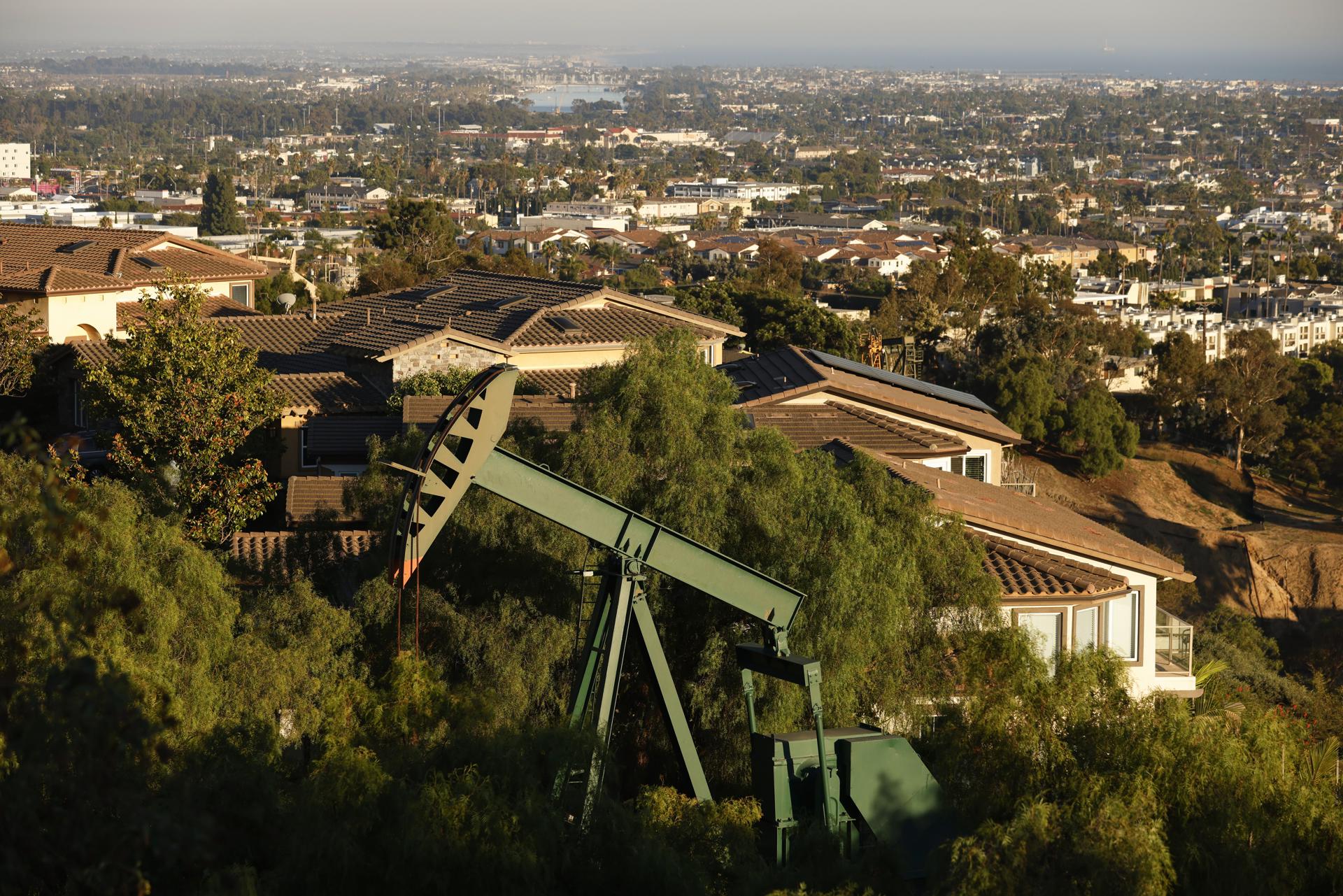 Fotografía de archivo de un balancín de extracción de petróleo en Signal Hill, California (EE.UU.). EFE/EPA/CAROLINE BREHMAN