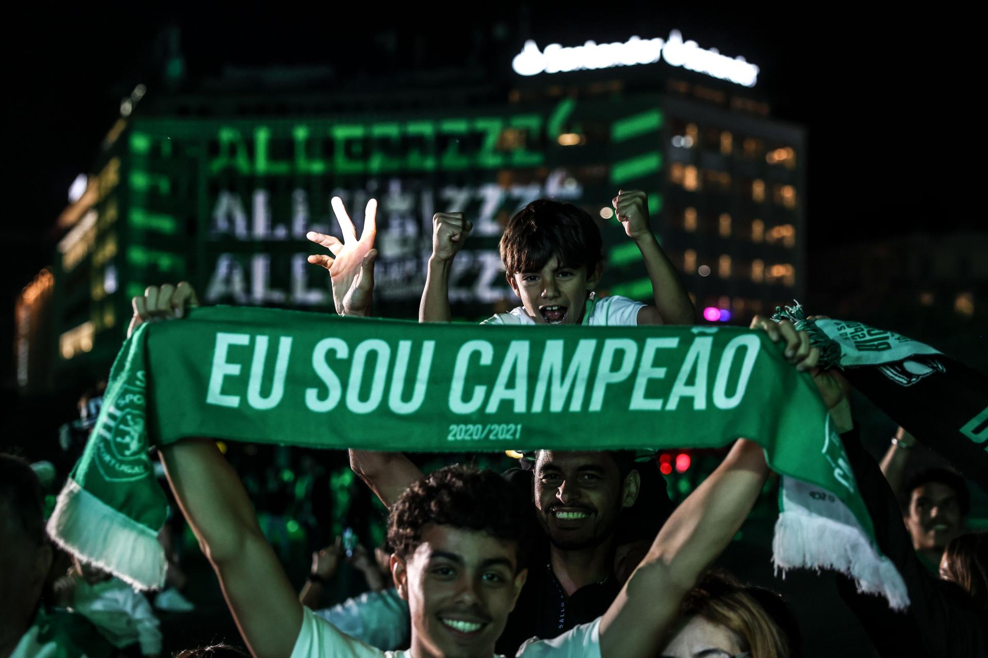 Aficionados, pertrechados con bufandas, camisetas y banderas del Sporting en Lisboa. EFE/EPA/NUNO VEIGA
