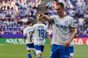 El delantero del Alavés Kike García celebra su gol durante el partido de LaLiga que Real Valladolid y Deportivo Alavés disputan este domingo en el estadio José Zorrilla. EFE/R.García