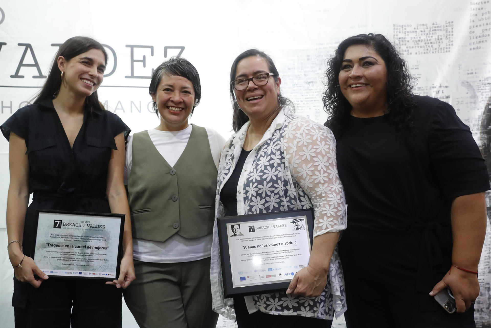 Las periodistas de La Verdad de Juárez, Rocío Gallegos (c-d) y Gabriela Minjarez (d), así como la periodista Beatriz Guillén Torres (i) y la fotógrafa Mónica González (c-i), ganadoras del premio Breach/Valdez de periodismo y derechos humanos en México, posan este martes, en Ciudad de México (México). EFE/ Mario Guzmán
