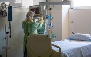 Imagen de archivo de una enfermera trabajando en un hospital. EFE/Raquel Manzanares