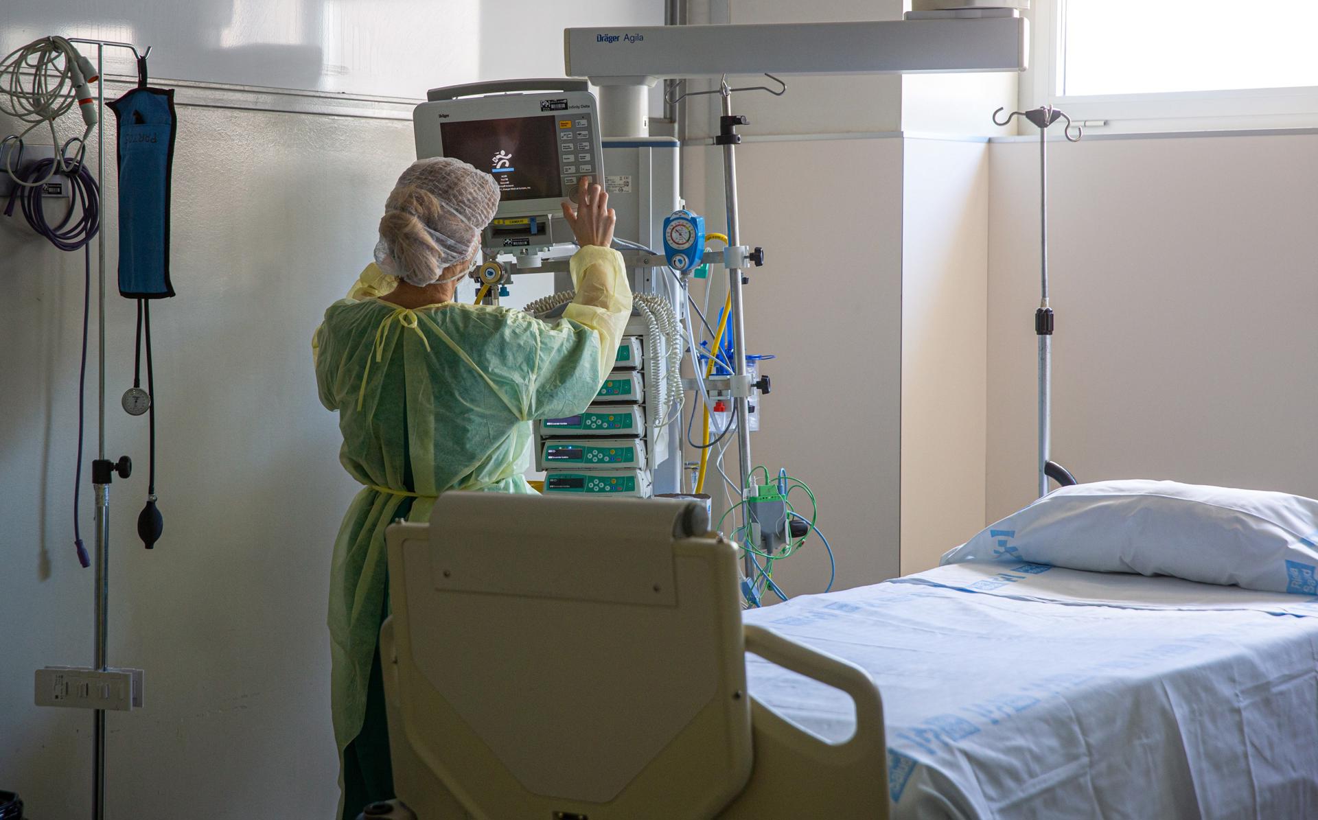 Imagen de archivo de una enfermera trabajando en un hospital. EFE/Raquel Manzanares
