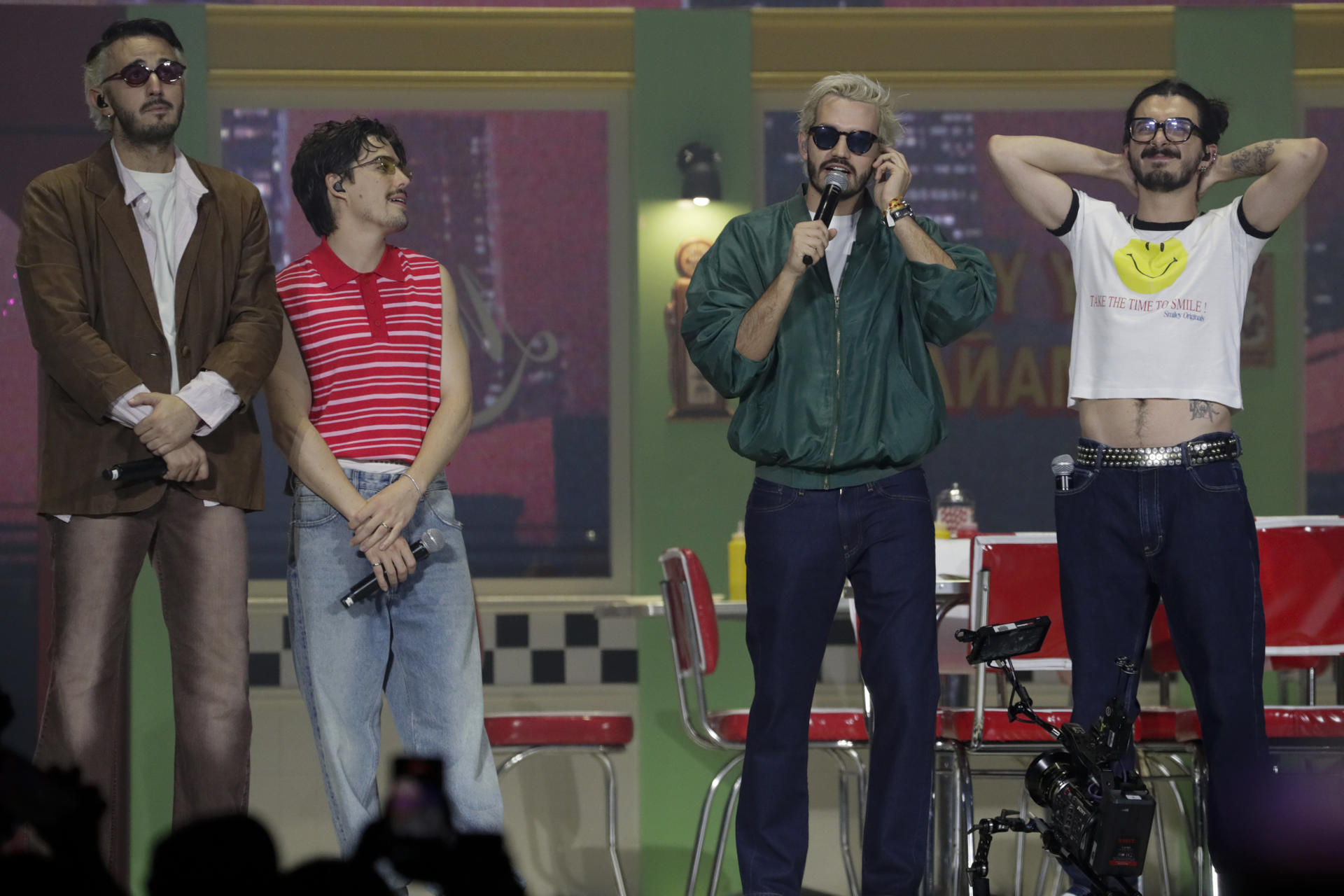 Los integrantes de la banda colombiana de pop latino Morat, Juan Pablo Isaza (i), Martín Vargas Morales (2-i), Juan Pablo Villamil (2-d) y Simón Vargas Morales (d), durante un concierto este miércoles, 14 de mayo, en el coliseo Movistar Arena de Bogotá (Colombia). EFE/Carlos Ortega
