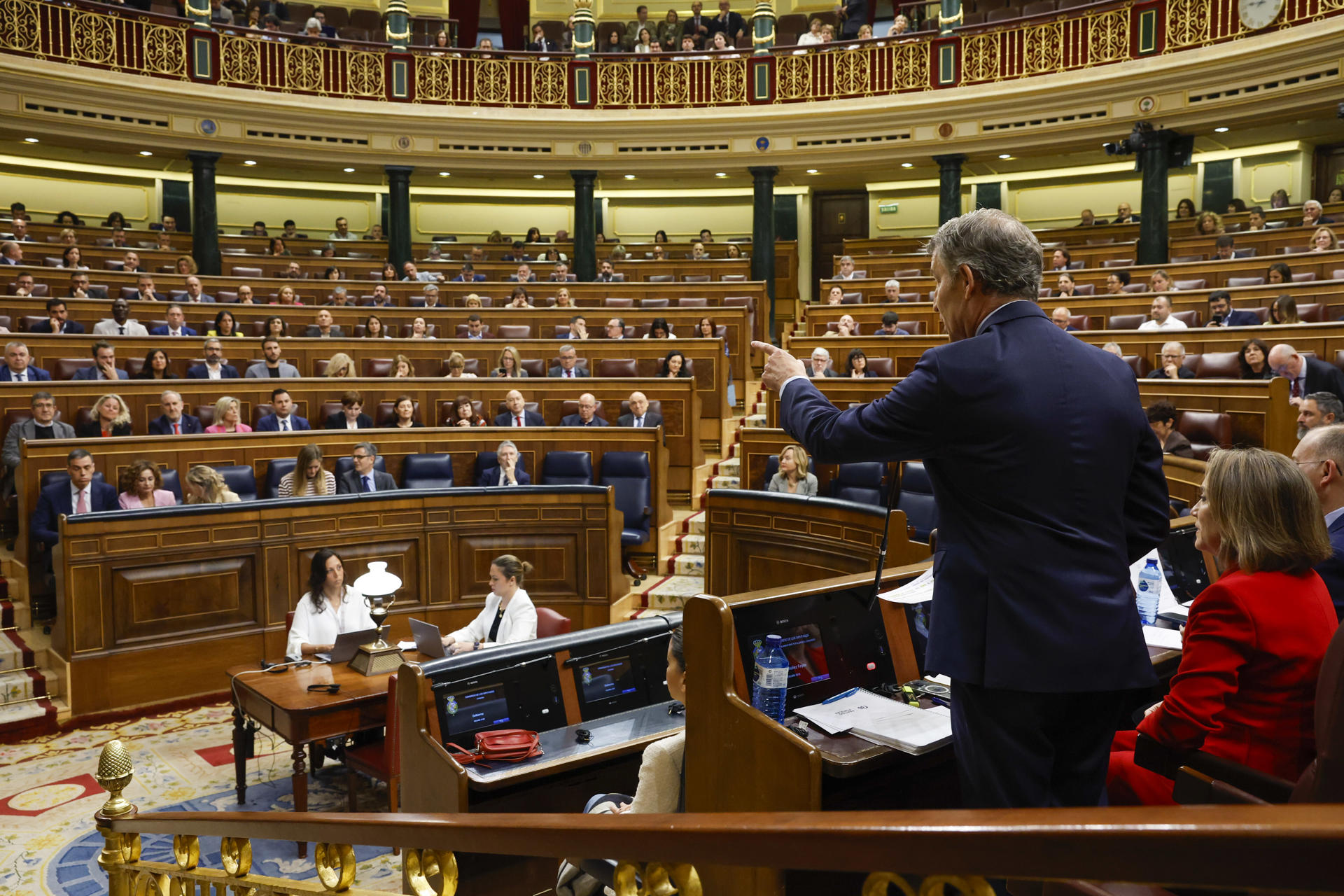 El presidente del PP, Alberto Núñez Feijóo se dirige al presidente del Gobierno, Pedro Sánchez, durante la sesión de control al Ejecutivo, este miércoles. EFE/Juan Carlos Hidalgo