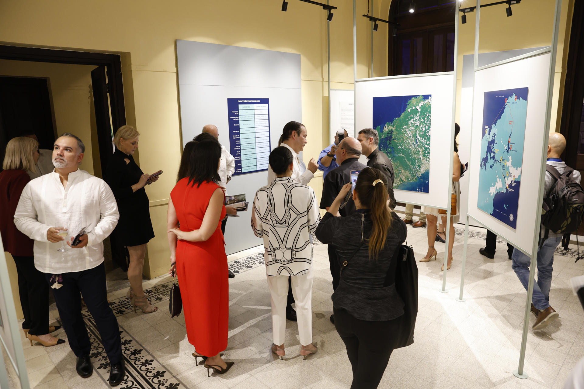 Personas observan la exposición 'Panamá y Europa: caminos que unen' este jueves, en el Palacio de Gobierno en ciudad de Panamá (Panamá). EFE/ Bienvenido Velasco