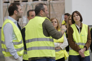 Los ministros de Economía, Carlos Cuerpo (i), y de Ciencia, Innovación y Universidades, Diana Morant (d), junto a la delegada del Gobierno, Pilar Bernabé (c), durante su visita a diferentes empresas de Riba-roja, uno de los municipios asolados por la dana y donde las inundaciones causaron daños valorados en 12 millones de euros en un área industrial con 1.400 empresas y 20.000 trabajadores. EFE/Manuel Bruque