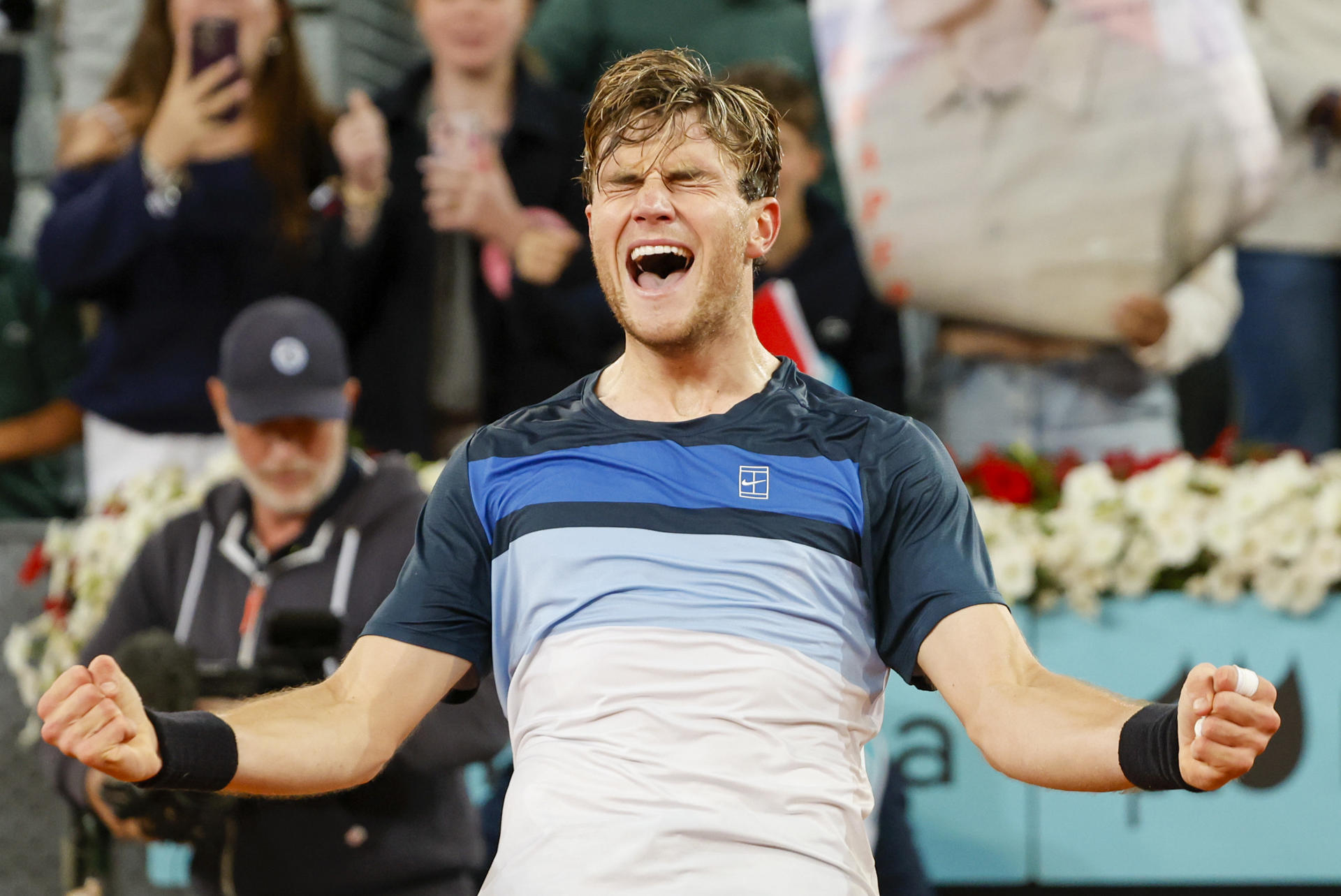 El tenista británico Jack Draper celebra la victoria ante el italiano Lorenzo Musetti, al término del partido de semifinales del Mutua Madrid Open que disputaron en las instalaciones de la Caja Mágica, en Madrid. EFE/Sergio Pérez