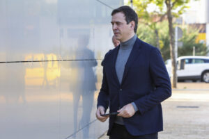 David Sánchez, hermano del presidente del Gobierno, llegando a los juzgados el 24 de abril. EFE/ Jero Morales