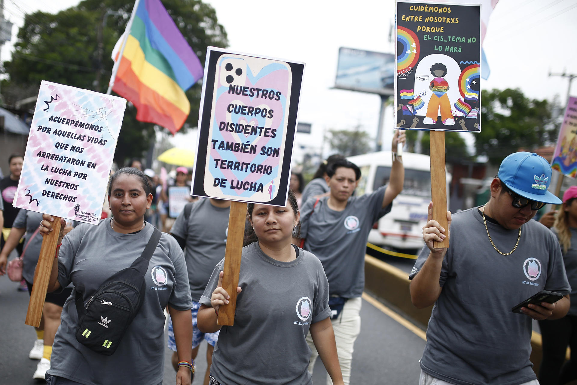 Personas participan en una marcha en conmemoración del Día Internacional contra la Homofobia, la Transfobia y la Bifobia, este sábado, en San Salvador (El Salvador). EFE/ Rodrigo Sura