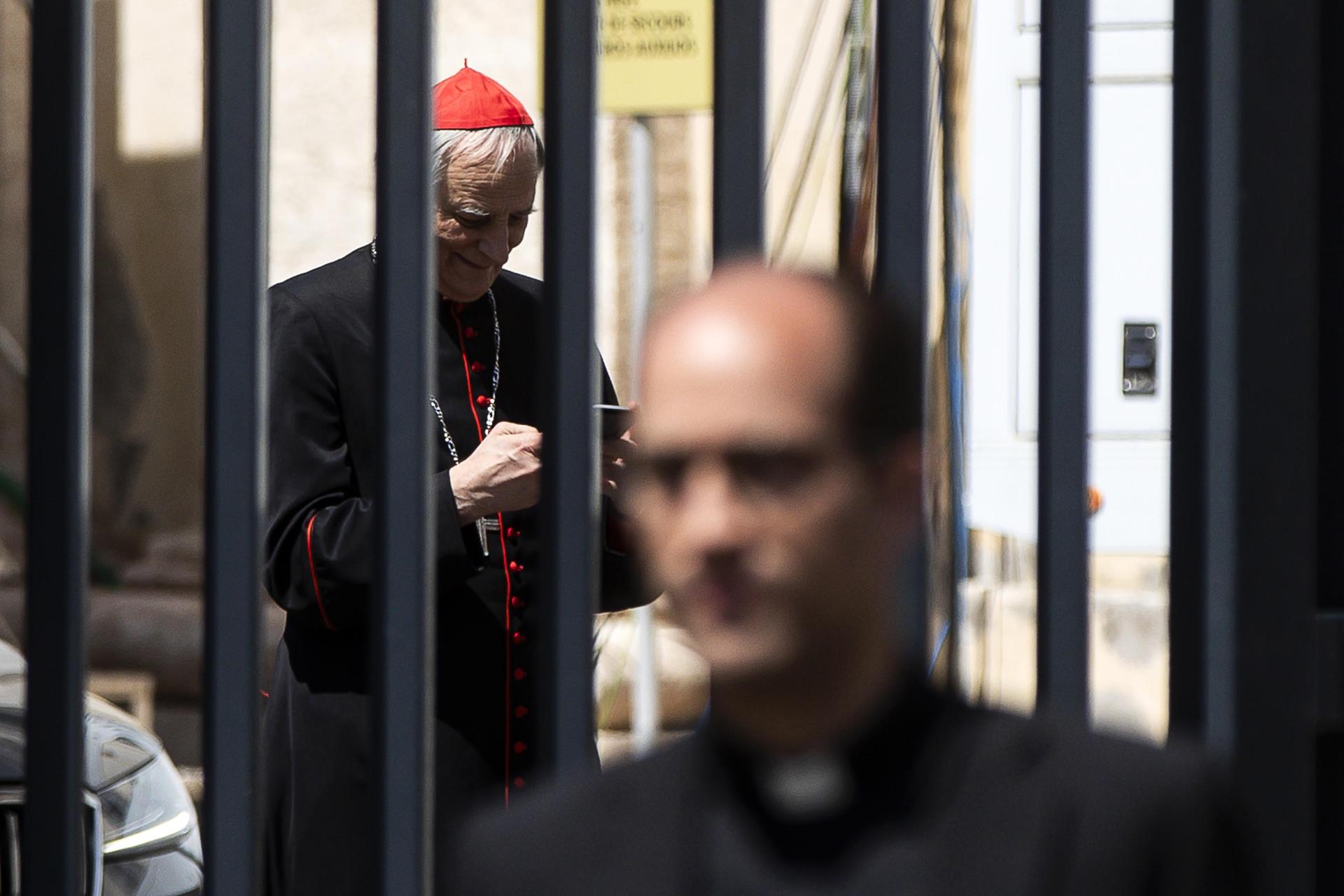 El cardenal italiano Matteo Zuppi tras la septima Congregación General para preparar el cónclave que designará al sucesor del papa Francisco. EFE/EPA/ANGELO CARCONI