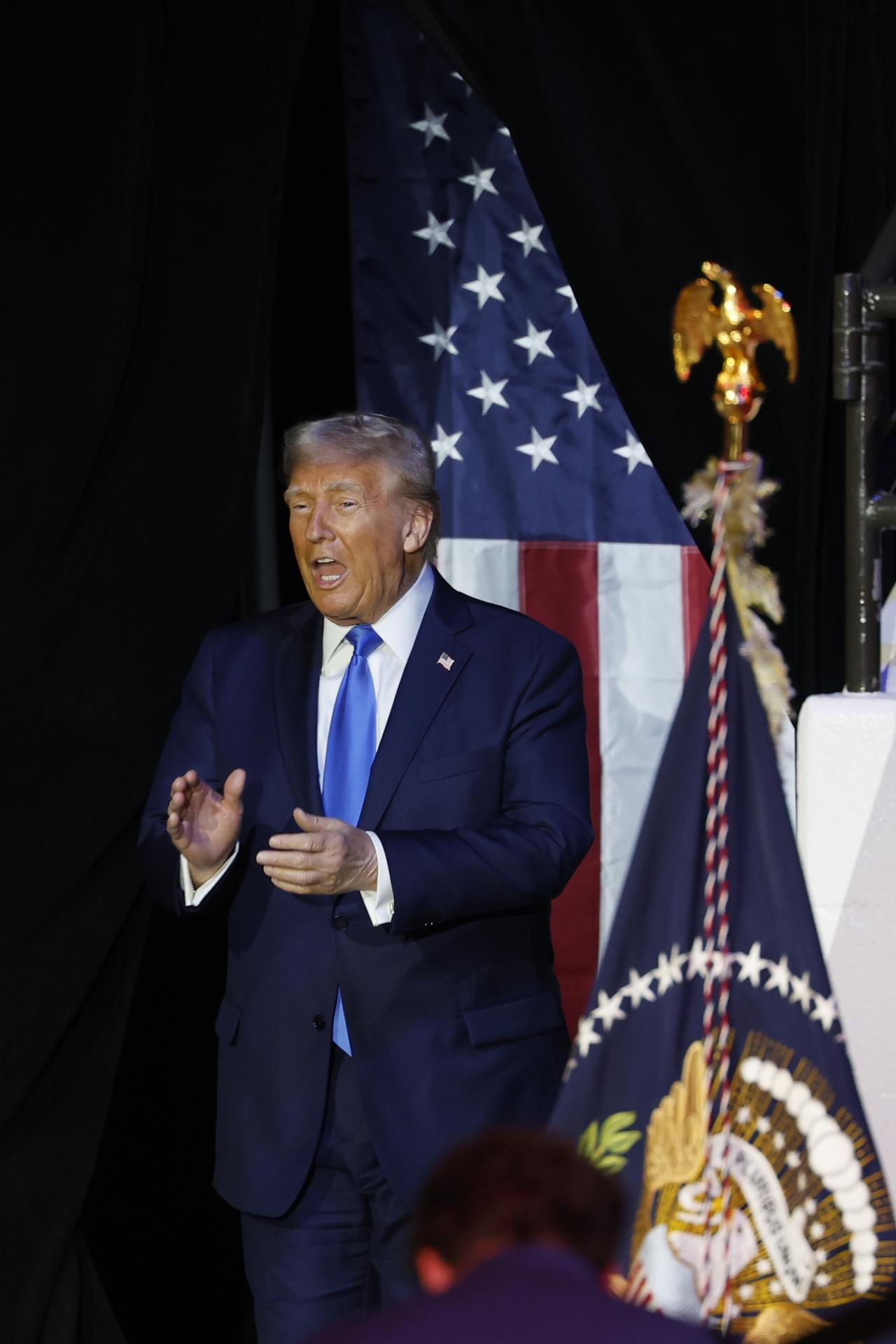El presidente estadounidense, Donald Trump, entra al Coleman Coliseum para pronunciar el discurso de graduación en la Universidad de Alabama en Tuscaloosa, Alabama, EE.UU., este 1 de mayo de 2025. EFE/EPA/ERIK S. LESSER
