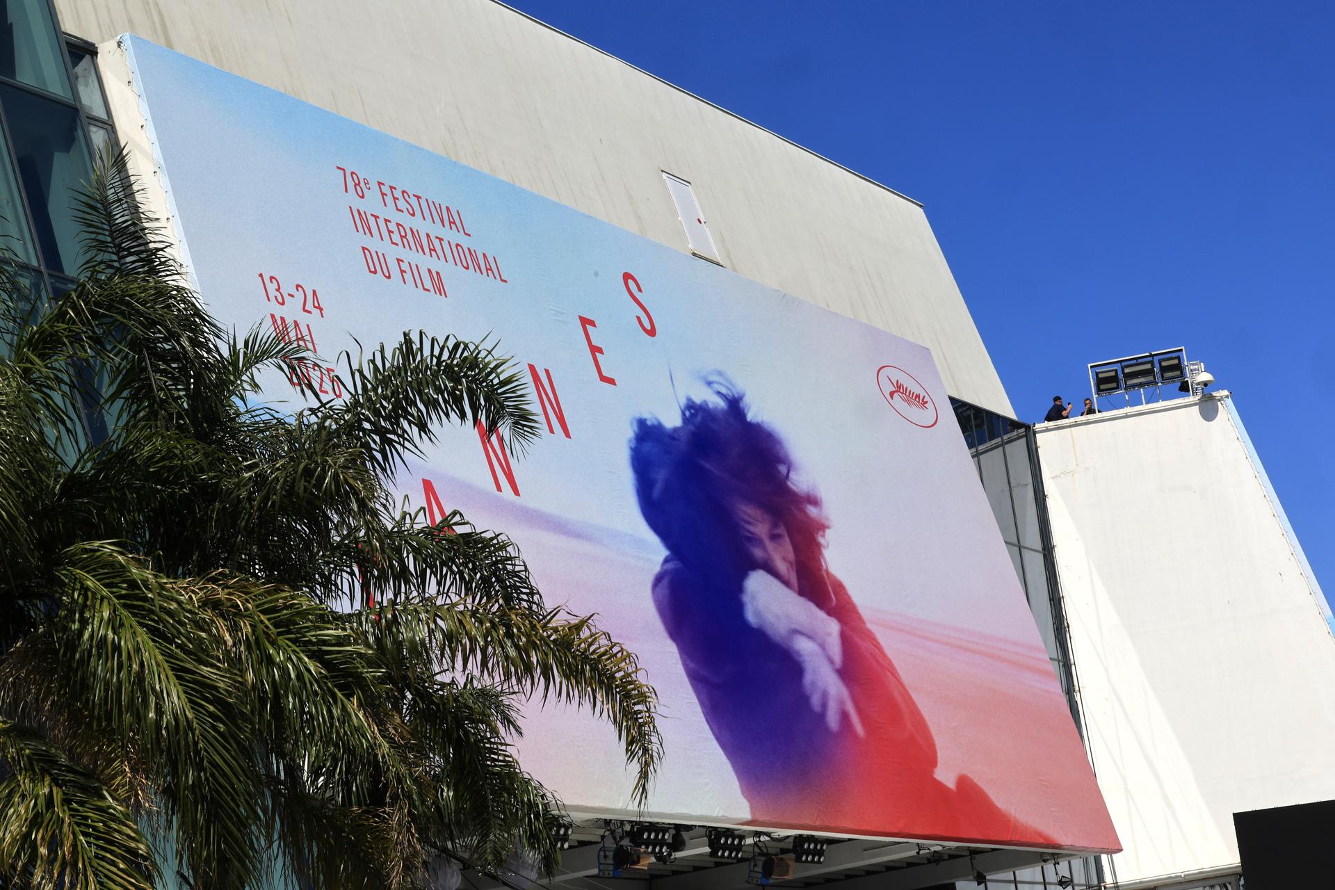 La fachada del Palacio de Festivales de Cannes luce la gran lona con el mítico abrazo de los actores Anouk Aimée y Jean-Louis Trintignant Aimée. EFE/EPA/GUILLAUME HORCAJUELO