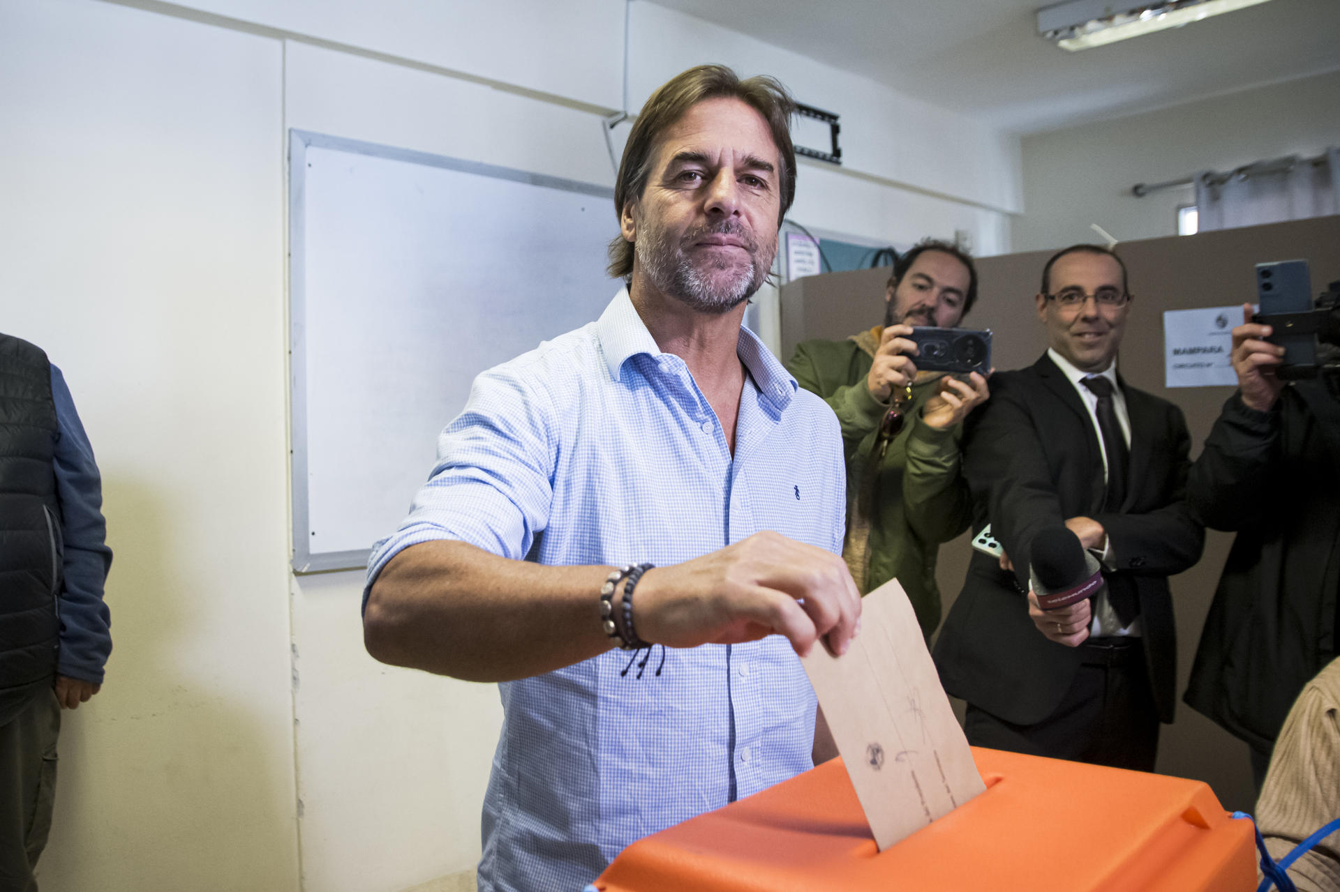El expresidente de Uruguay Luis Lacalle Pou vota para las elecciones departamentales y municipales este domingo, en Canelones (Uruguay). EFE/ Enzo Santos