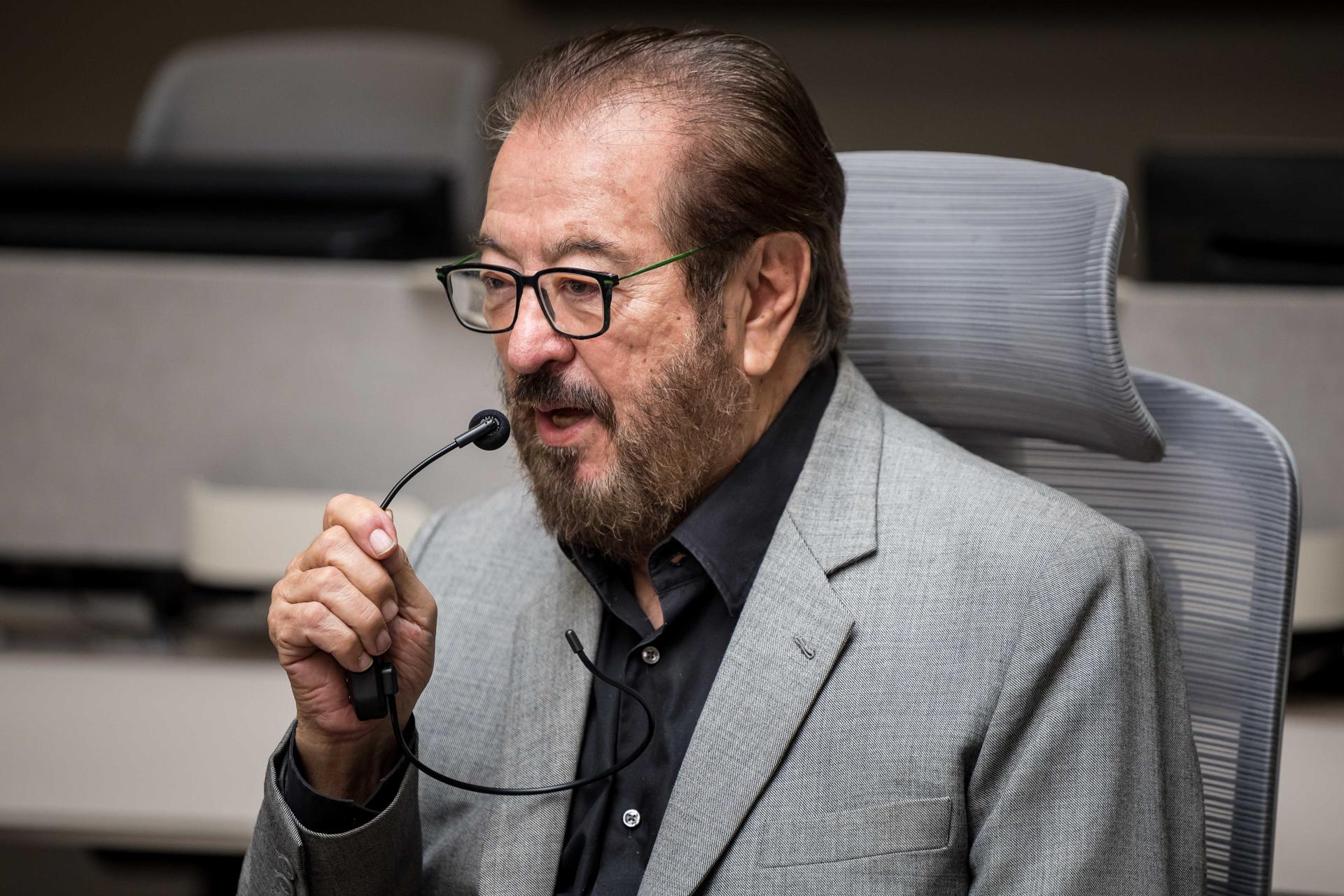 El candidato opositor venezolano Julio César Pineda habla en una rueda de prensa este jueves, en Caracas (Venezuela). EFE/ Miguel Gutierrez