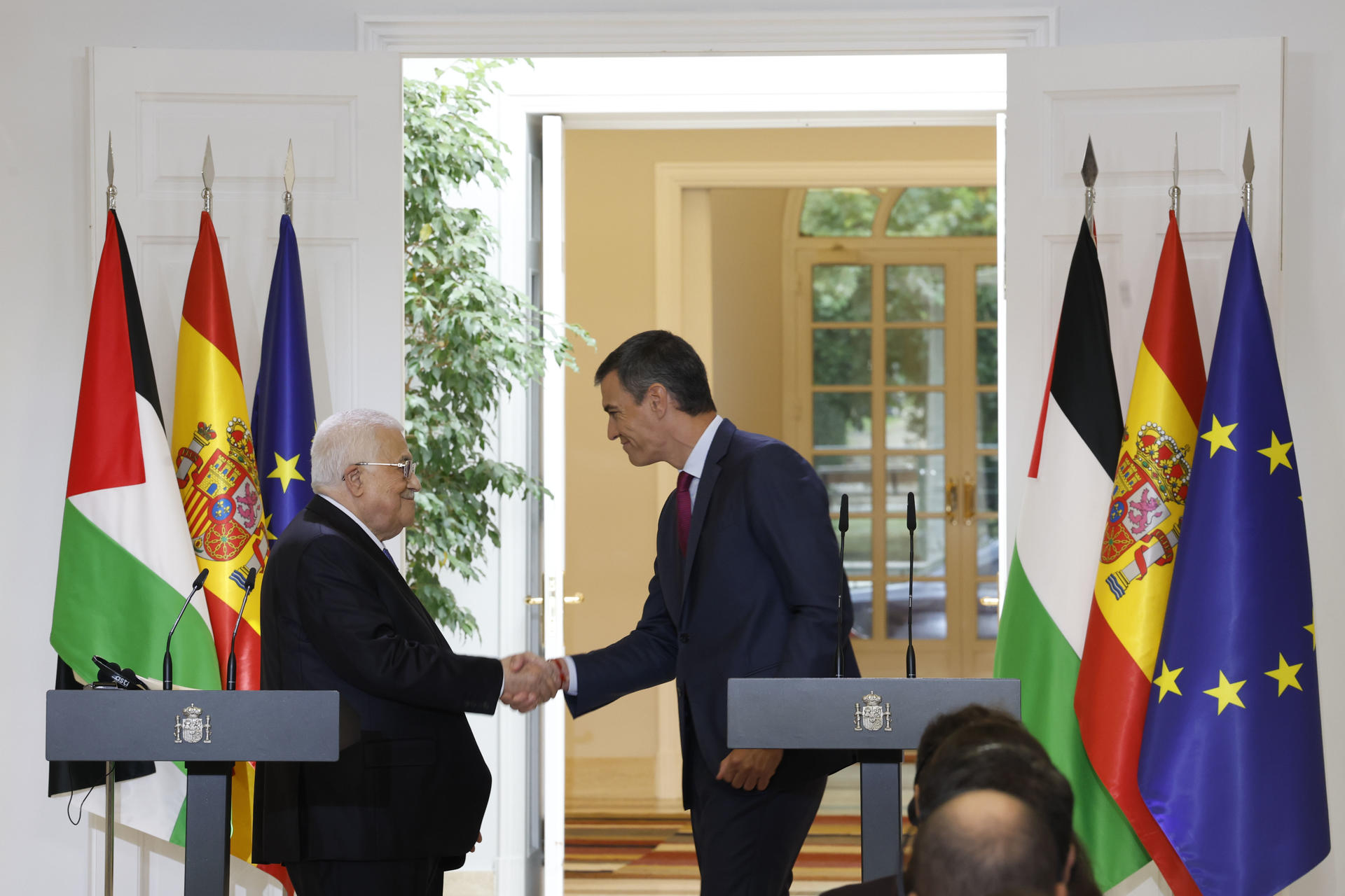 Foto de archivo (19/09/2024) del presidente del Gobierno, Pedro Sánchez, y el presidente palestino Mahmud Abás (i), durante la rueda de prensa posterior a la reunión mantenida en el Palacio de La Moncloa. EFE/Javier Lizón