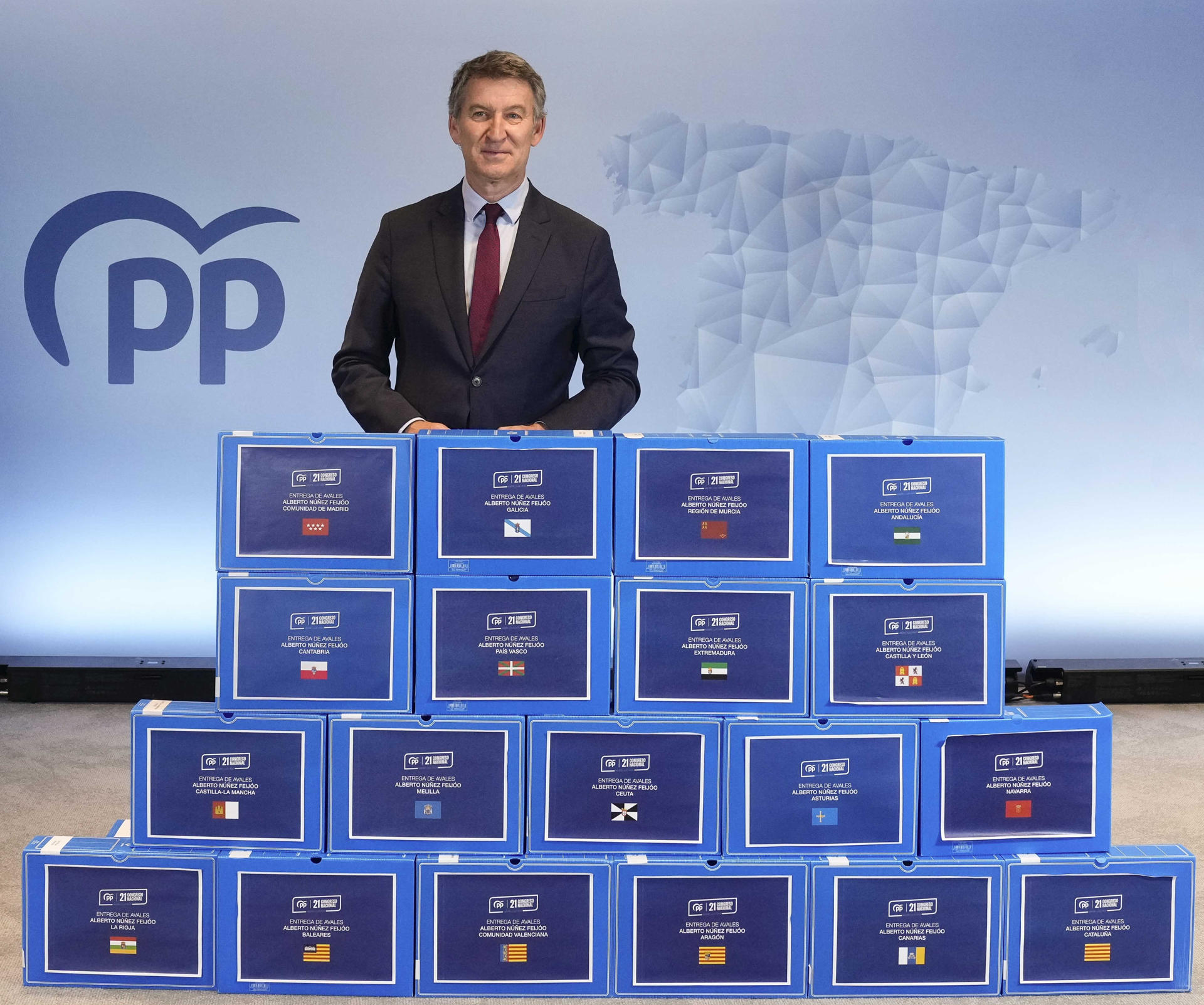 El líder del Partido Popular, Alberto Núñez Feijóo, presenta 94.501 avales de militantes para revalidar su cargo como presidente de la formación, que presumiblemente se oficializará en el XXI Congreso nacional del partido que se celebrará en Madrid los días 4, 5 y 6 de julio, este martes en la sede del partido de la calle Génova. EFE/ PP/Tarek/SOLO USO EDITORIAL/SOLO DISPONIBLE PARA ILUSTRAR LA NOTICIA QUE ACOMPAÑA (CRÉDITO OBLIGATORIO)