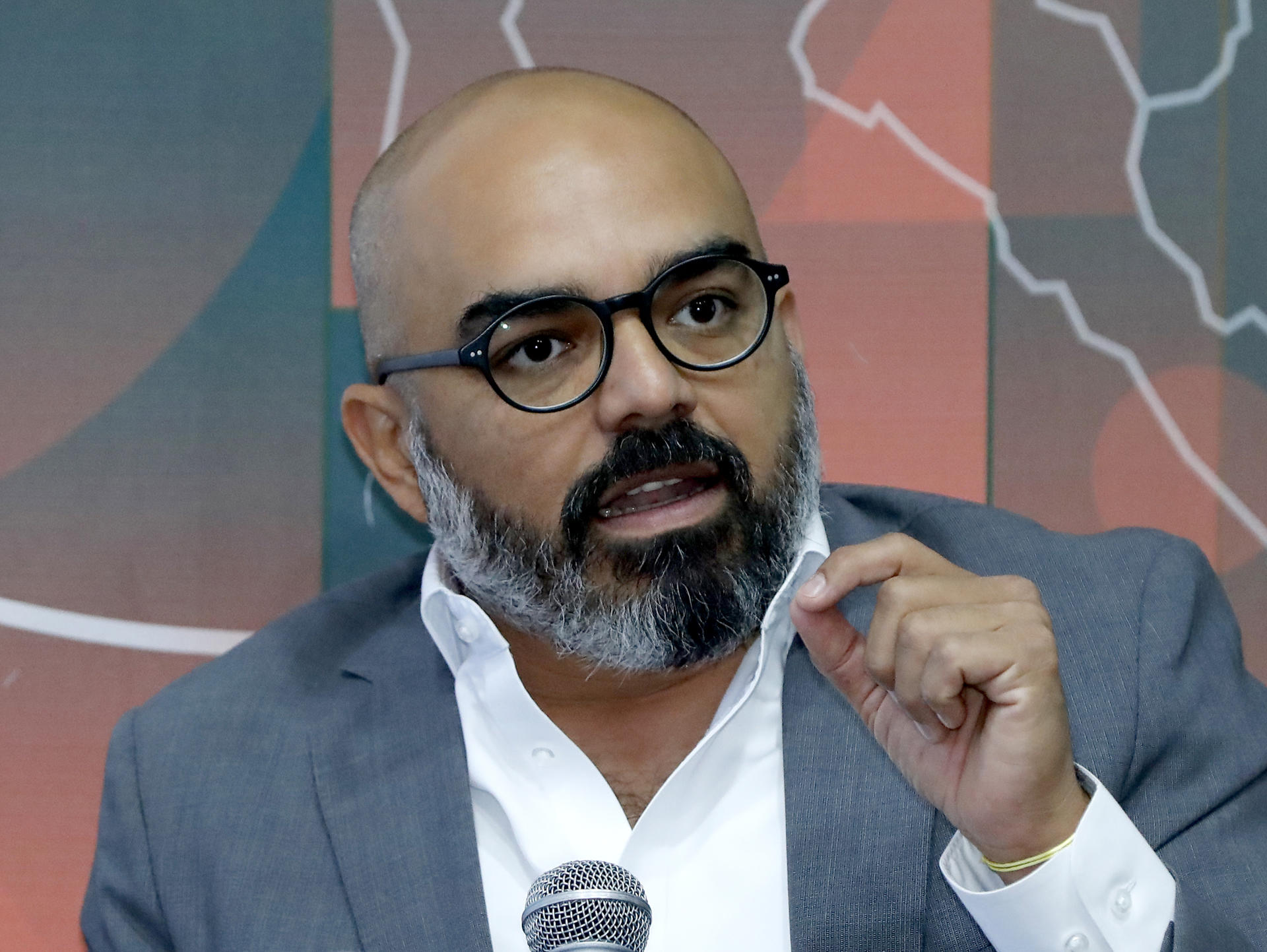 El director en México del Instituto para la Economía y la Paz, Carlos Juárez Cruz, habla este martes en conferencia de prensa en Ciudad de México (México). EFE/Mario Guzmán