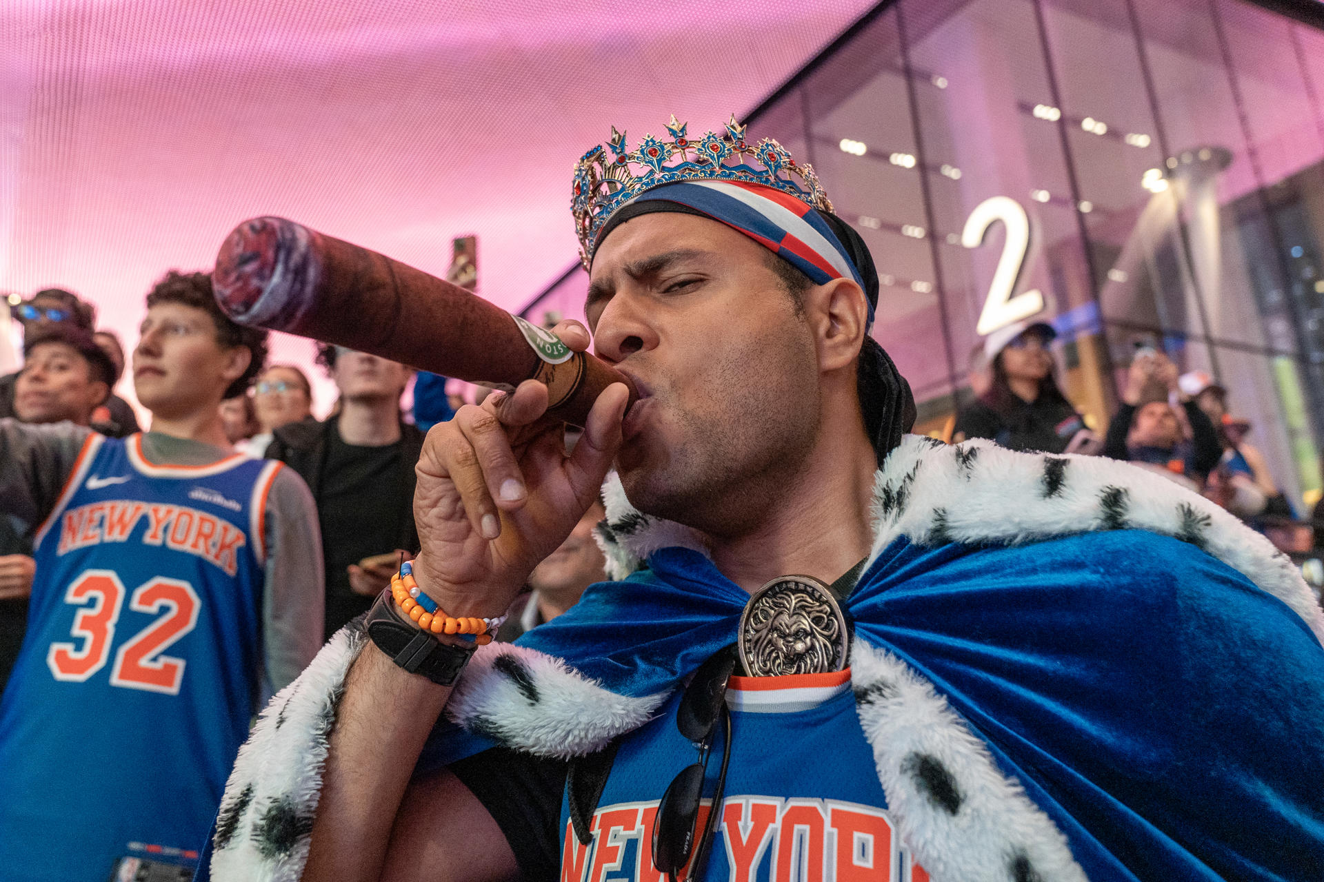 Un hincha de los New York Knicks celebra el triunfo de su equipo en un partido de la NBA ante los Boston Celtics, a las afueras del Madison Square Garden, en Nueva York (EE.UU.). EFE/ Ángel Colmenares