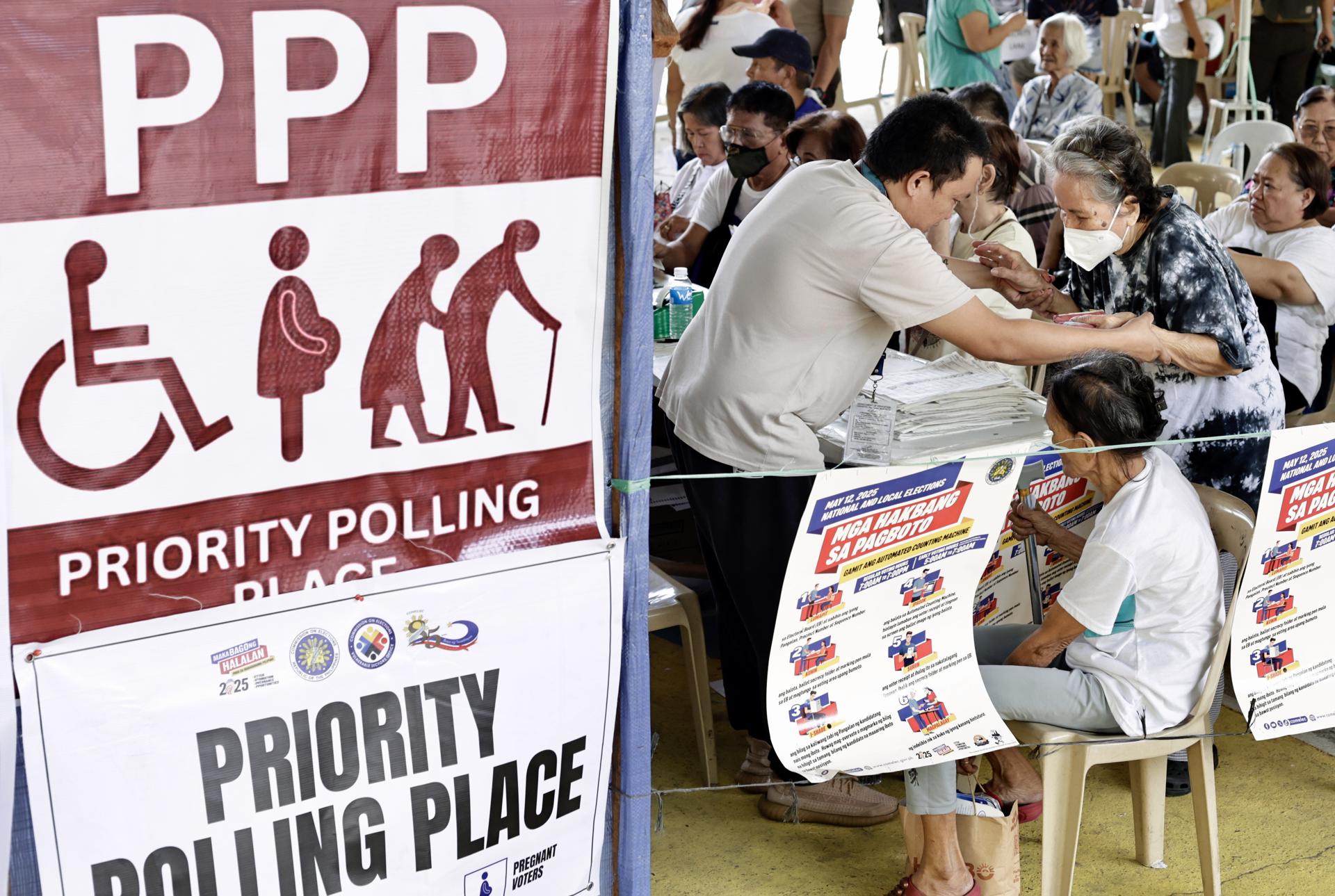 Los filipinos están llamados este lunes a las urnas en unas elecciones a mitad de mandato vistas como un referéndum a las políticas del presidente, Ferdinand Marcos Jr.
EFE/EPA/FRANCIS R. MALASIG