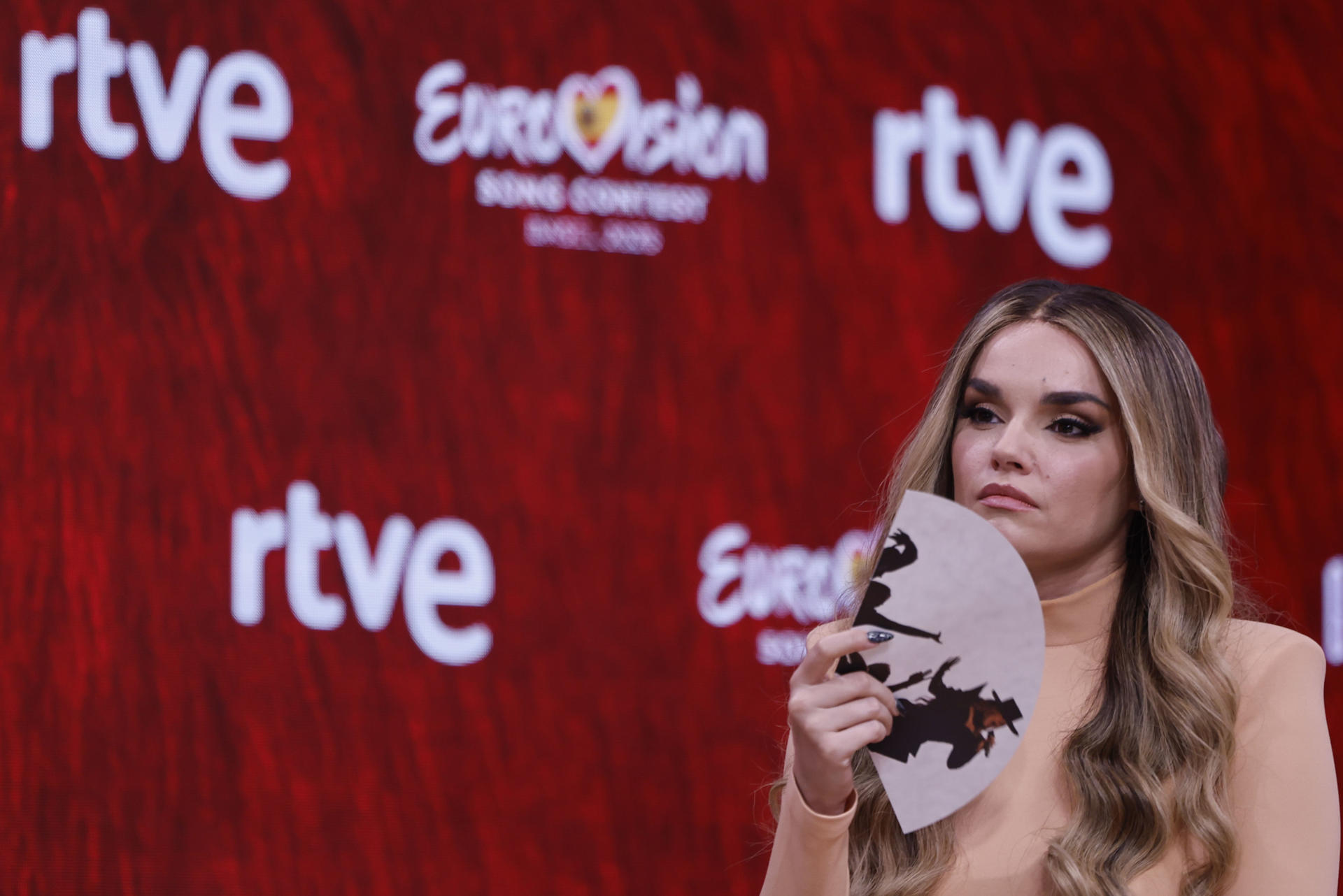 La cantante española Melody ofrece una rueda de prensa para hablar de su participación en el Festival de Eurovisión, este lunes en Madrid. EFE/Sergio Pérez