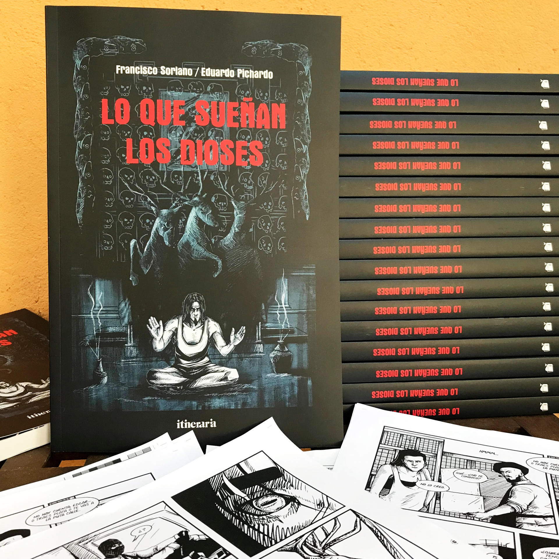 Ejemplares del libro 'Lo que sueñan los dioses', el cómic del artista mexicano Francisco Soriano que aspira a ser "la gran novela gráfica mexicana", en Madrid. EFE/ Itineraria Editorial / ***SOLO USO EDITORIAL/SOLO DISPONIBLE PARA ILUSTRAR LA NOTICIA QUE ACOMPAÑA (CRÉDITO OBLIGATORIO)***