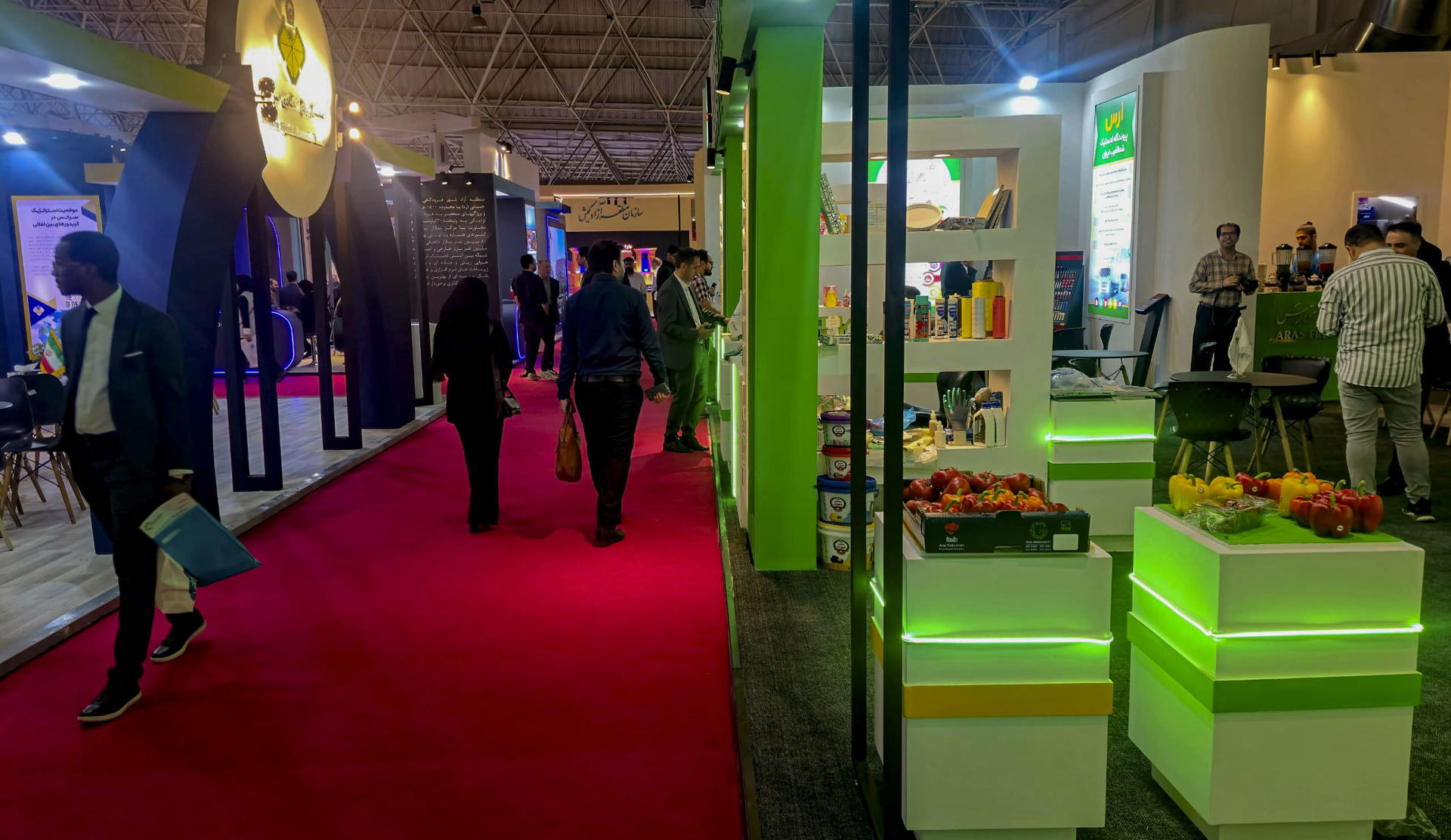Entrada de una de las salas de la Exposición de Capacidades de Exportación de Irán en Teherán. Los empresarios iraníes tienen los ojos puestos en las negociaciones nucleares entre Irán y Estados Unidos con la esperanza de que resulten en el levantamiento de las sanciones para poder impulsar el comercio y sacar al país persa del aislamiento económico internacional. EFE/ Aydin Shayegan