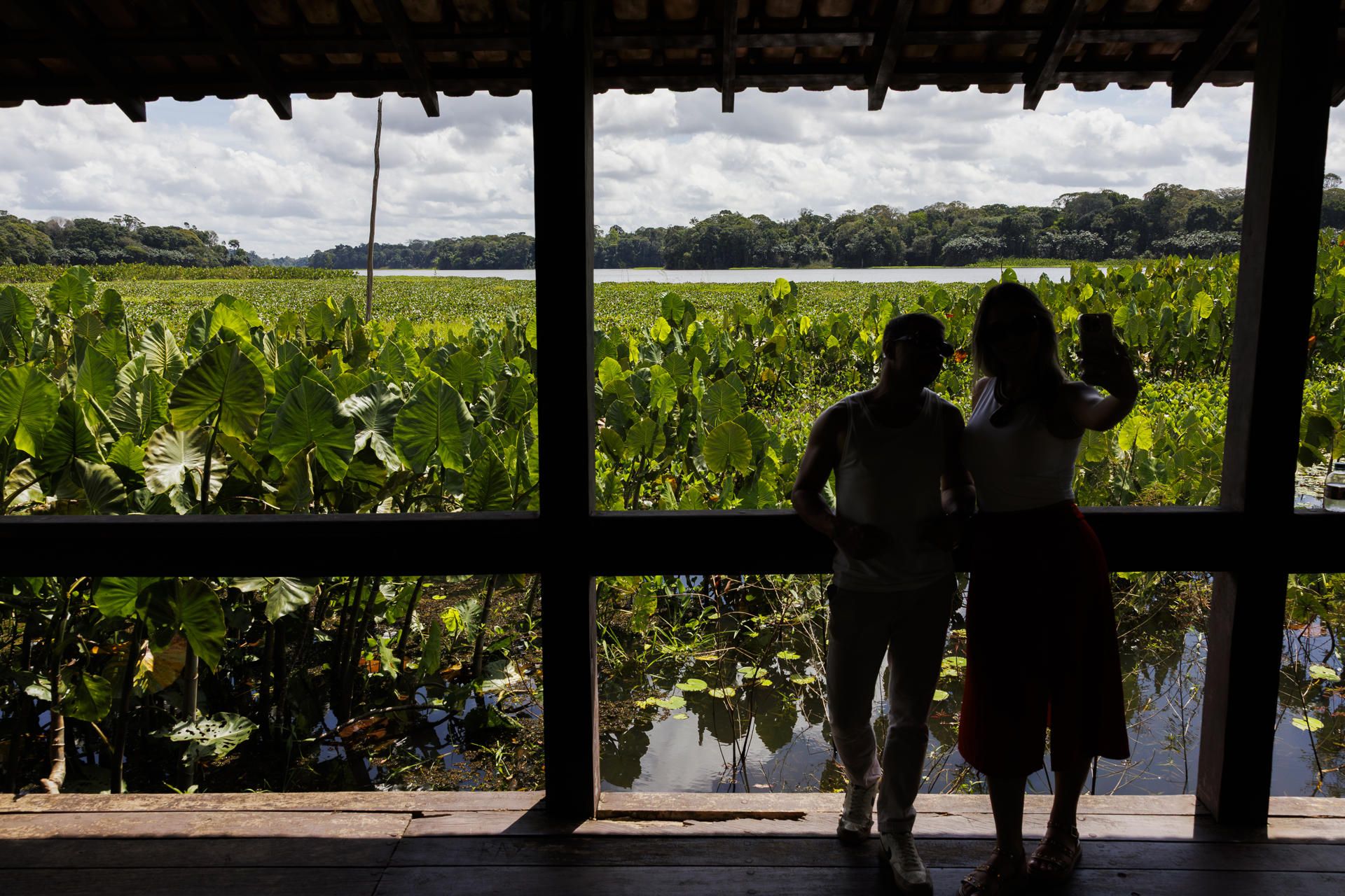 Fotografía del 25 de abril de 2025 de turistas tomando una foto, en el Parque Estatal de Utingá (Brasil). EFE/ Isaac Fontana