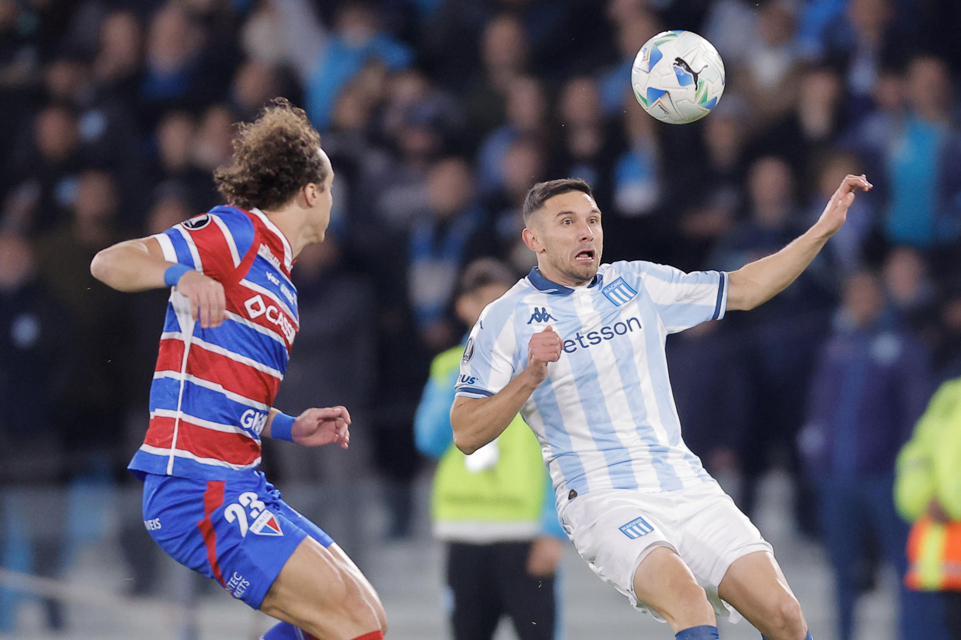 Adrián Martínez (d), le dio el triunfo a Racing ante Fortaleza. En la foto disputa el balón con David Luiz. EFE/ Juan Ignacio Roncoroni