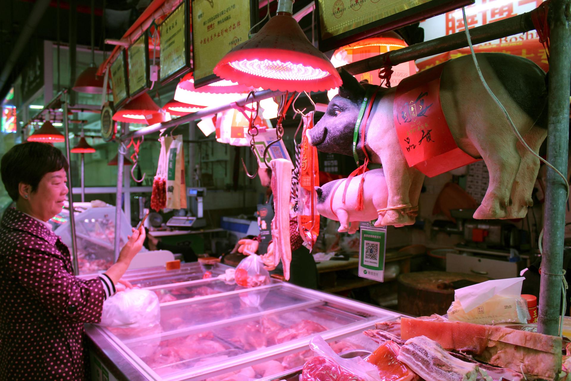 Imagen de archivo que una mujer comprando carne de cerdo en un mercado de Shanghái (China). EFE/ Paula Escalada Medrano