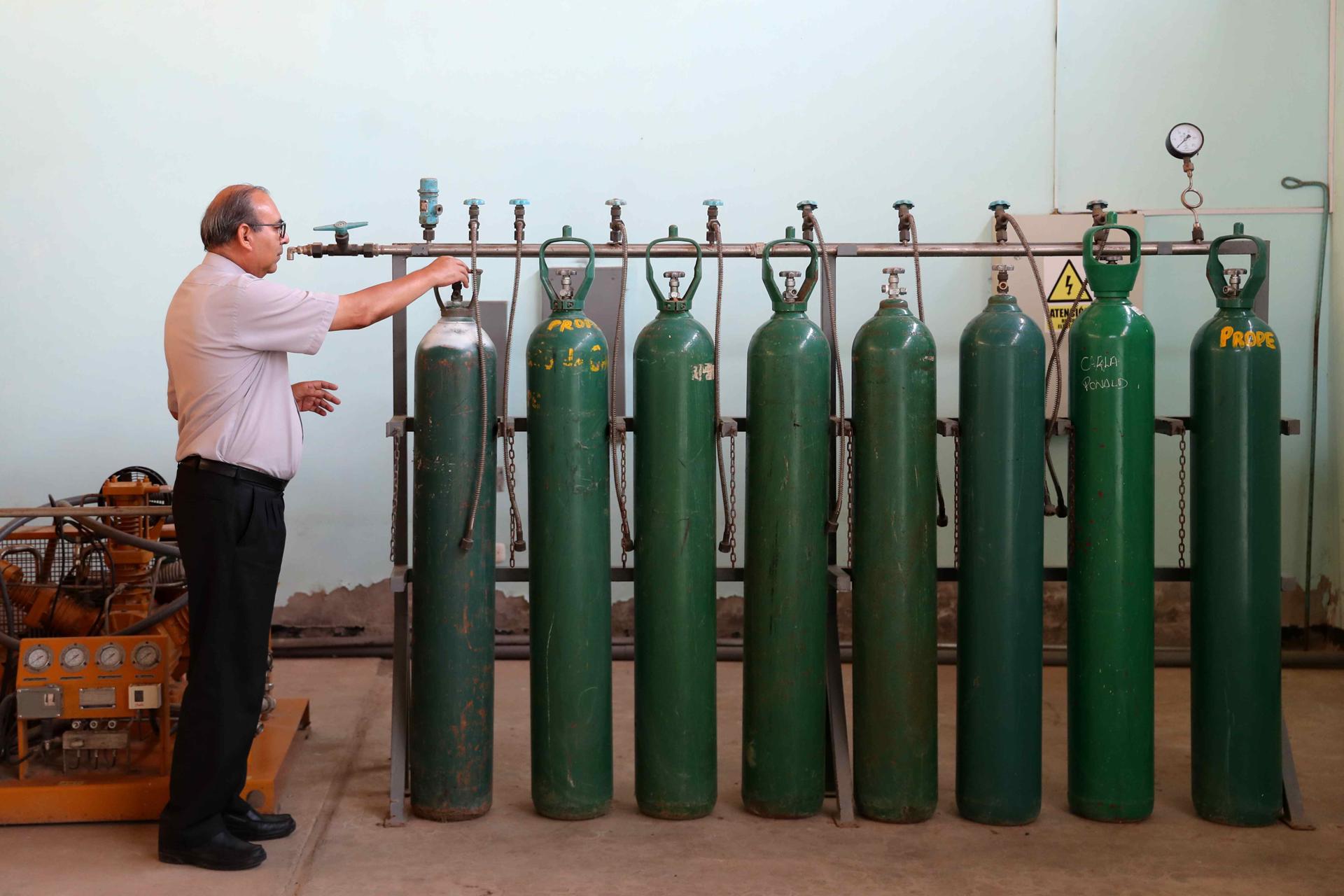 El secretario general de la sede de Cáritas Chiclayo, José Alejandro Castillo, muestra una planta de oxigeno este viernes, en Chiclayo (Perú). EFE/ Paolo Aguilar