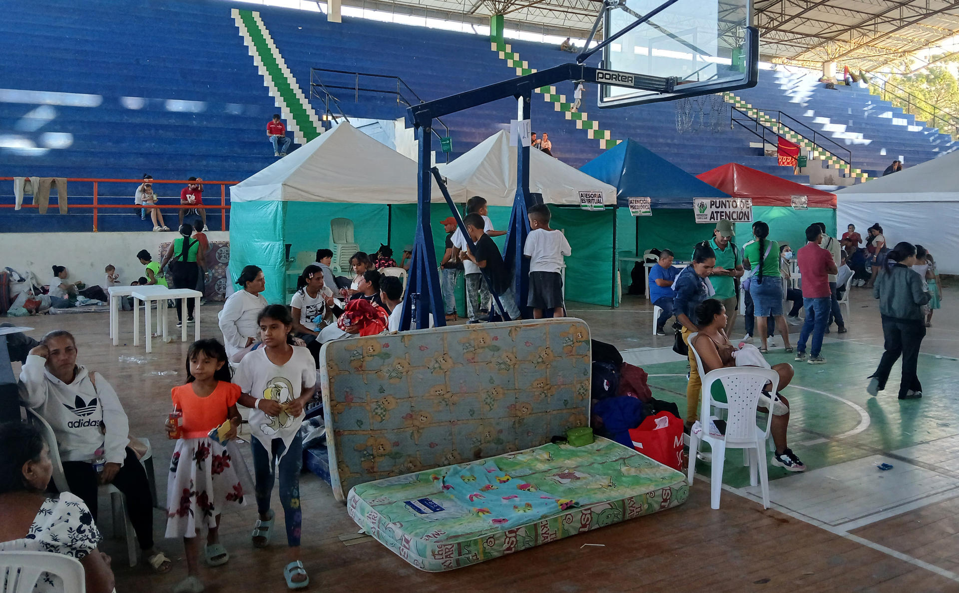 Fotografía de archivo que muestra a desplazados por la violencia en la región del Catatumbo en Ocaña (Colombia). EFE/ Ana Inés Vega