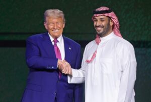 El presidente de EE. UU. Donald Trump (I) y el príncipe heredero saudí Mohammed bin Salman bin Abdulaziz Al Saud (D) asisten al discurso principal en el Foro de Inversión Saudí-Estadounidense en Riad, Arabia Saudí, el 13 de mayo de 2025. El foro se lleva a cabo durante la visita de estado del presidente estadounidense Trump a Arabia Saudí el 13 de mayo. (Arabia Saudí) EFE/EPA/ALI HAIDER