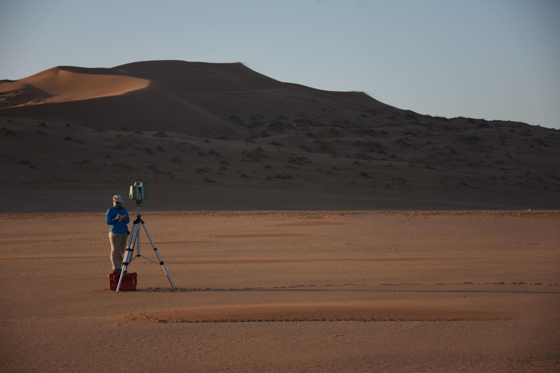 En la imagen, Jo Nield, investigador de la Universidad de Southampton trabajando en el escaneado de las dunas de Namibia para este proyecto.EFE/Imágenes cedidas por la Universidad de Southampton.