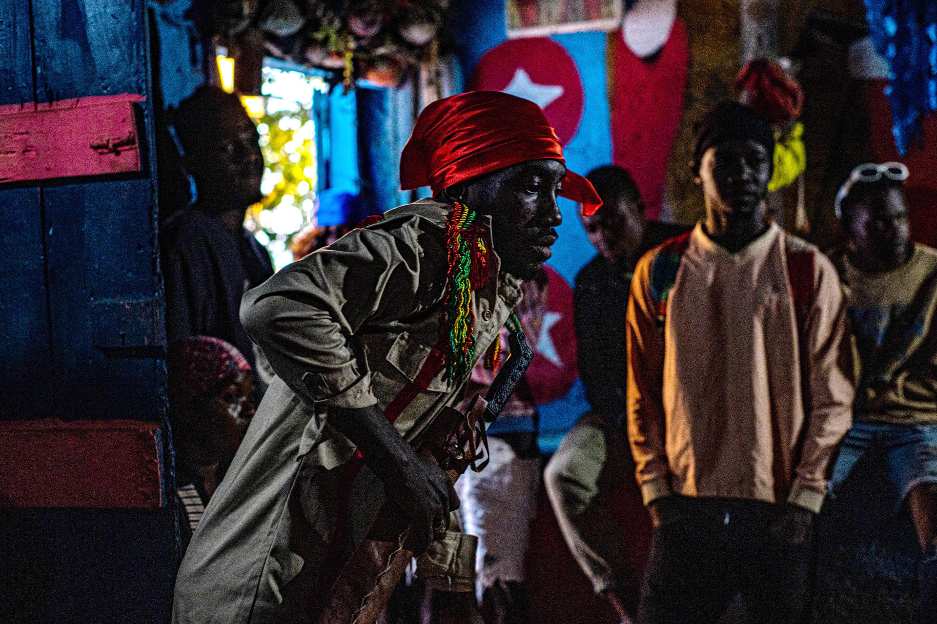 Personas participan en una ceremonia vudú, realizada durante la madrugada del 9 de mayo de 2025 en Montagne Noir (Haití). La crisis política, social y económica ha llevado a un número cada vez mayor de haitianos a buscar refugio espiritual en el vudú, una religión que ha resistido siglos de persecución y sigue siendo un pilar en la vida cotidiana del país. EFE/ Mentor David Lorens