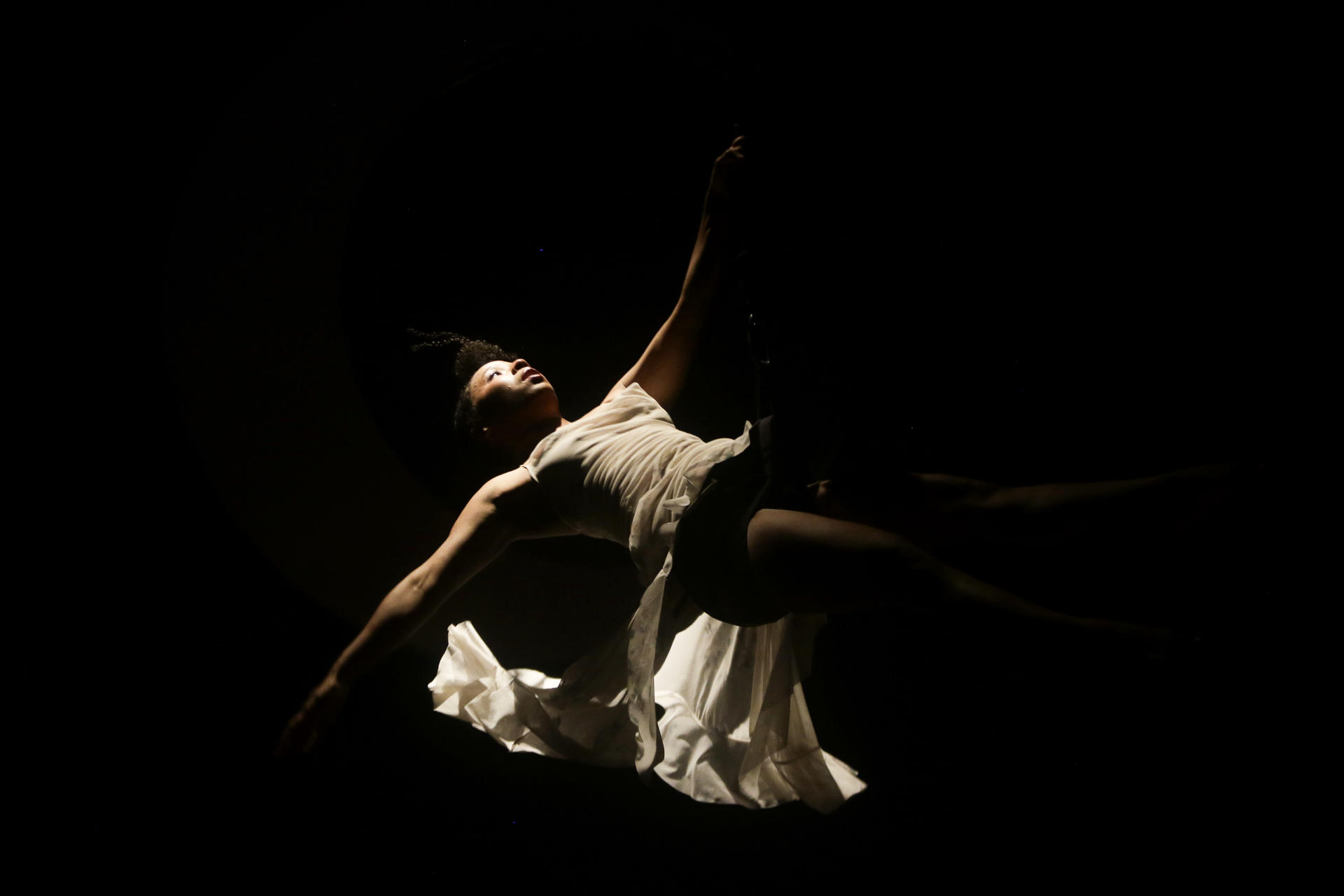 Artistas participan en el ensayo de la obra 'Sismos' en Ciudad de Panamá (Panamá). EFE/ Carlos Lemos
