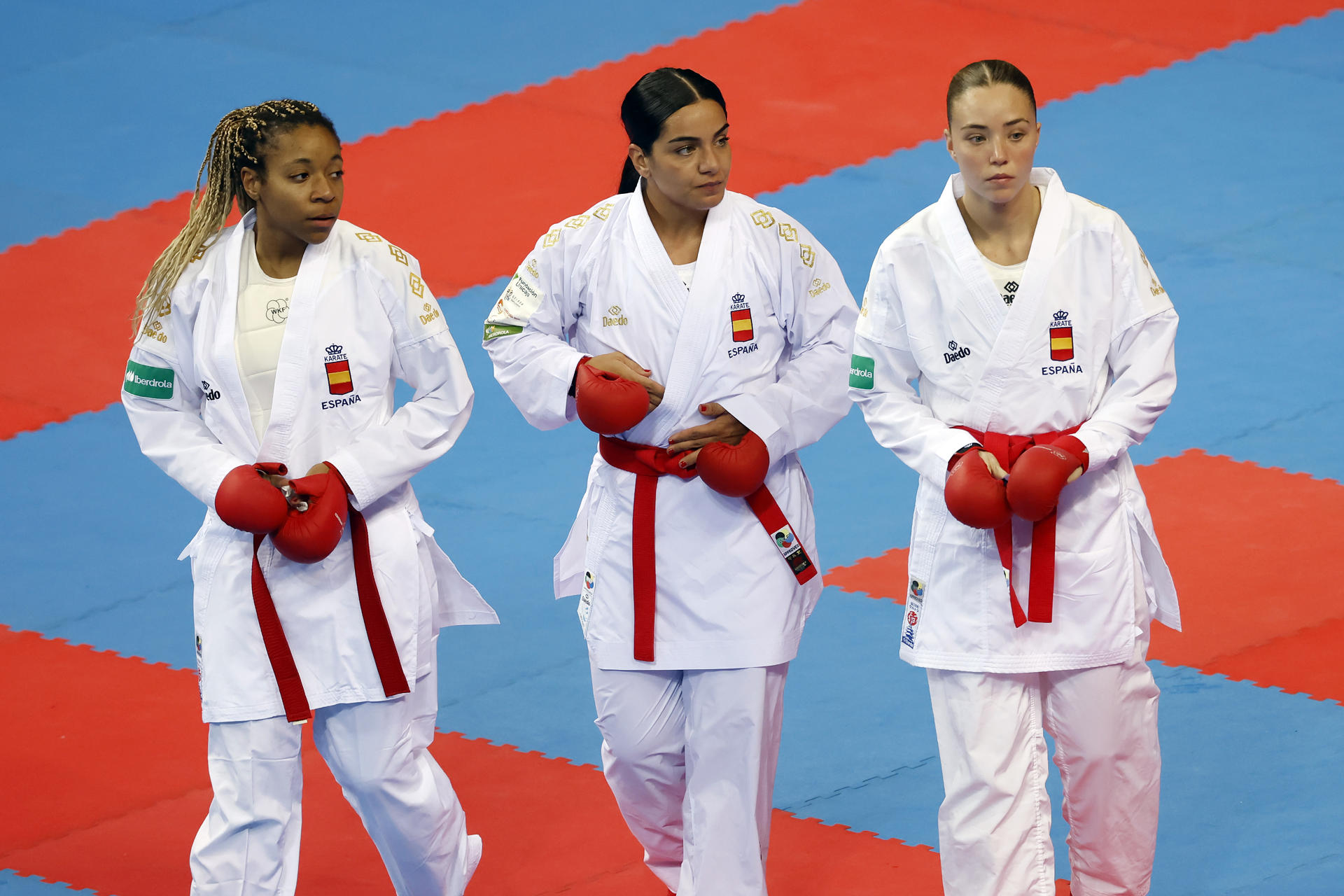 Foto de archivo de Isabel Nieto (I) junto a María Torres (c) y Carlota Fernández, durante la pasada Copa del Mundo de Karate por selecciones disputada en Pamplona, el 22 de noviembre de 2024. EFE/ Jesús Diges