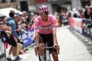 El ciclista mexicano Isaac del Toro, líder del GIro de Italia. EFE/EPA/LUCA ZENNARO