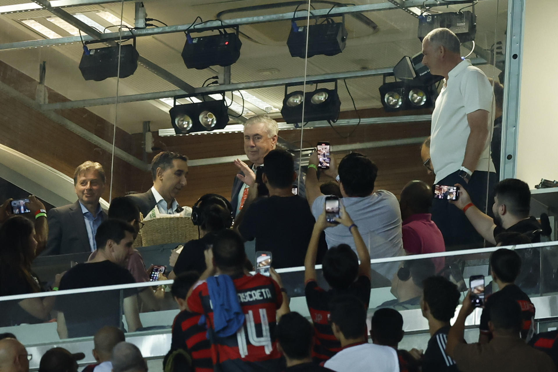 El entrenador Carlo Ancelotti (c), de la selección de Brasil, saluda a los aficionados en el partido de la Copa Libertadores entre Flamengo y Deportivo Táchira en el estadio Maracaná en Río de Janeiro. EFE/ Andre Coelho