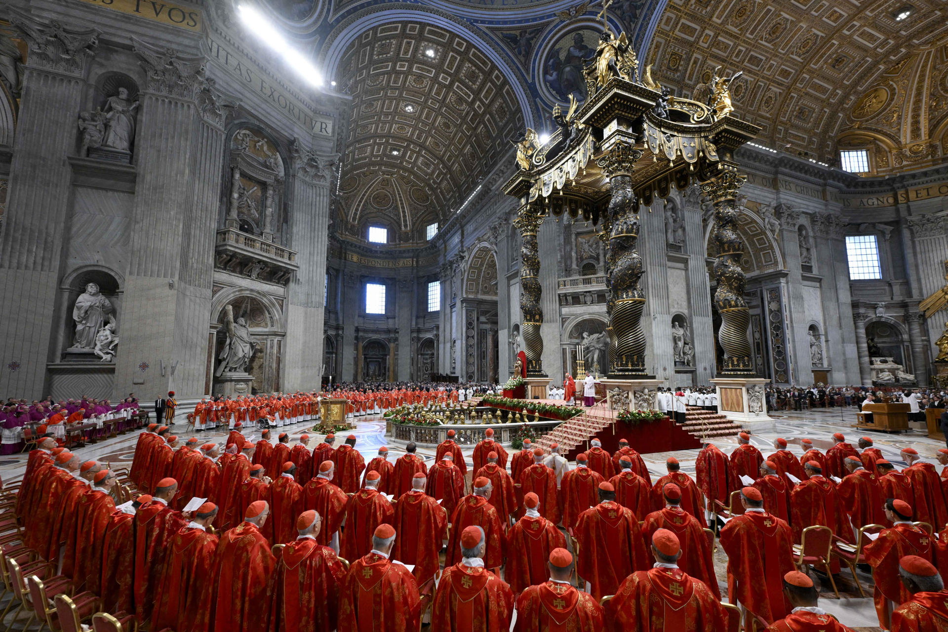 La misa Pro eligendo pontifice, que oficia el decano del colegio cardenalicio, Giovanni Battista Re, comenzó este miércoles en la basílica de San Pedro ante la presencia de los 133 cardenales que desde esta tarde se encerrarán en cónclave para elegir al papa número 267 de la historia de la Iglesia. EFE/ Mario Tomassetti/Vaticano