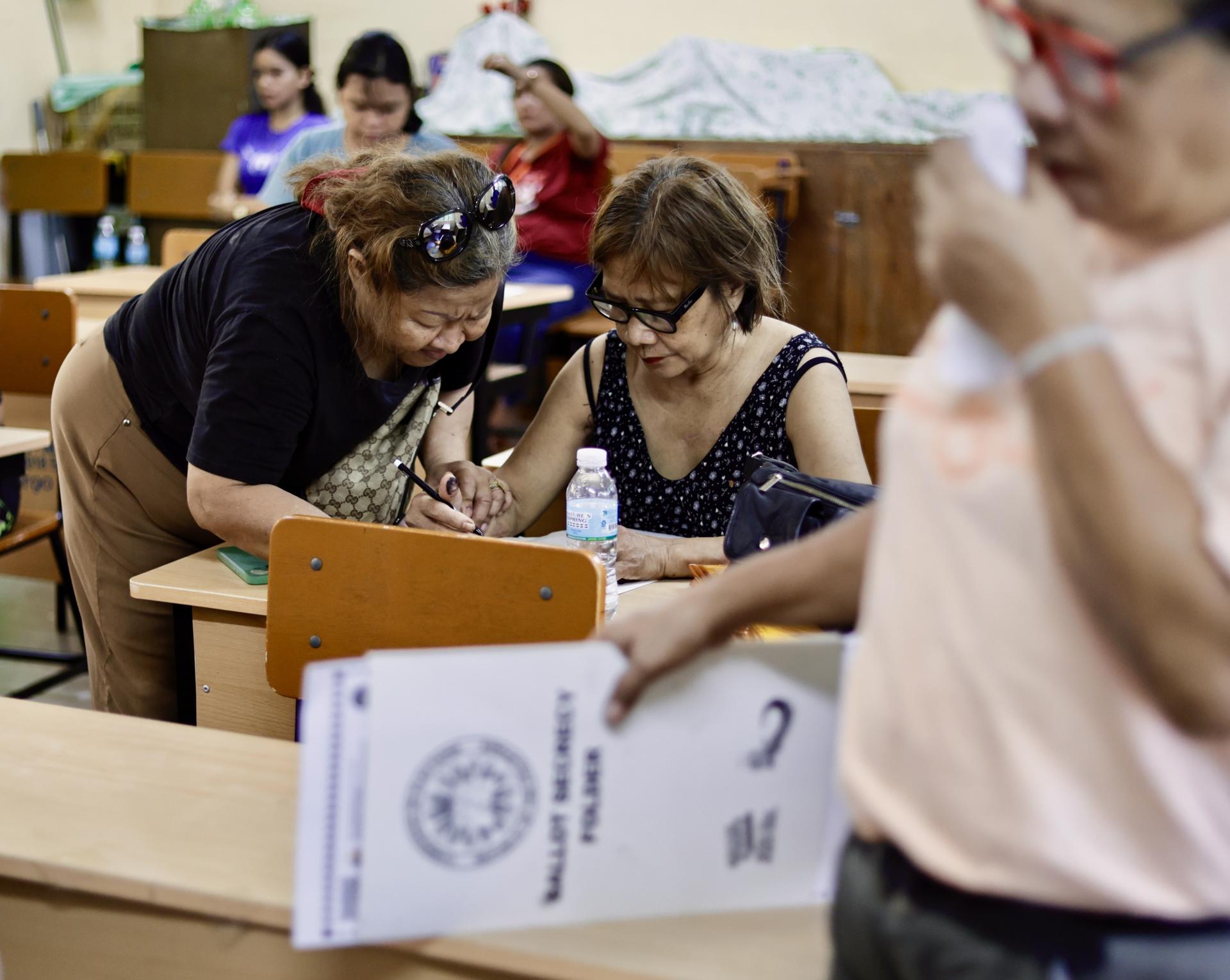 Los filipinos están llamados este lunes a las urnas en unas elecciones a mitad de mandato vistas como un referéndum a las políticas del presidente, Ferdinand Marcos Jr.
EFE/EPA/FRANCIS R. MALASIG