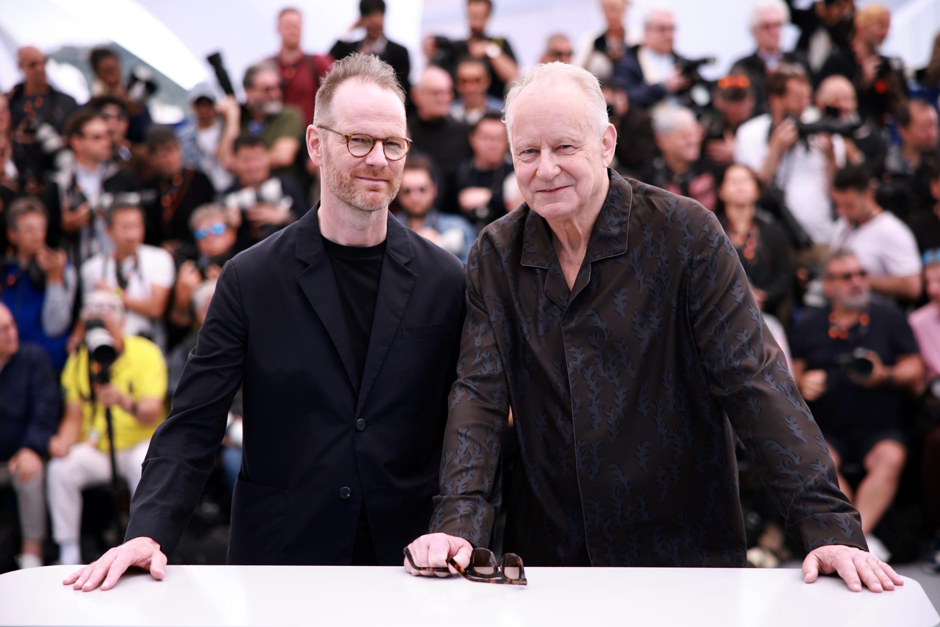 El director Joachim Trier (I) y Stellan Skarsgard asisten a la sesión de fotos de 'Affeksjonsverdi (Valor sentimental)' durante el 78º Festival de Cine de Cannes, en Cannes, Francia, el 22 de mayo de 2025. El festival de cine se celebra del 13 al 24 de mayo de 2025. (Cine, Francia) EFE/EPA/CLEMENS BILAN