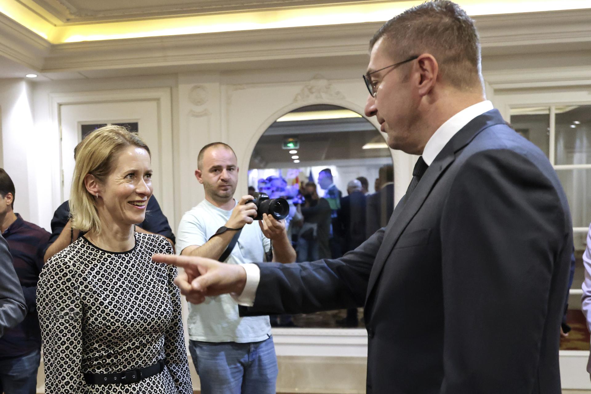 - El Primer Ministro de Macedonia del Norte, Hristijan Mickoski (D), gesticula mientras da la bienvenida a la Vicepresidenta de la Comisión Europea y Alta Representante de la Unión para Asuntos Exteriores y Política de Seguridad, Kaja Kallas (I), durante su visita a Skopje, República de Macedonia del Norte, 23 de mayo de 2025. La jefa de política exterior de la UE llegó a Macedonia del Norte tras su visita a Serbia y Kosovo. EFE/EPA/GEORGI LICOVSKI