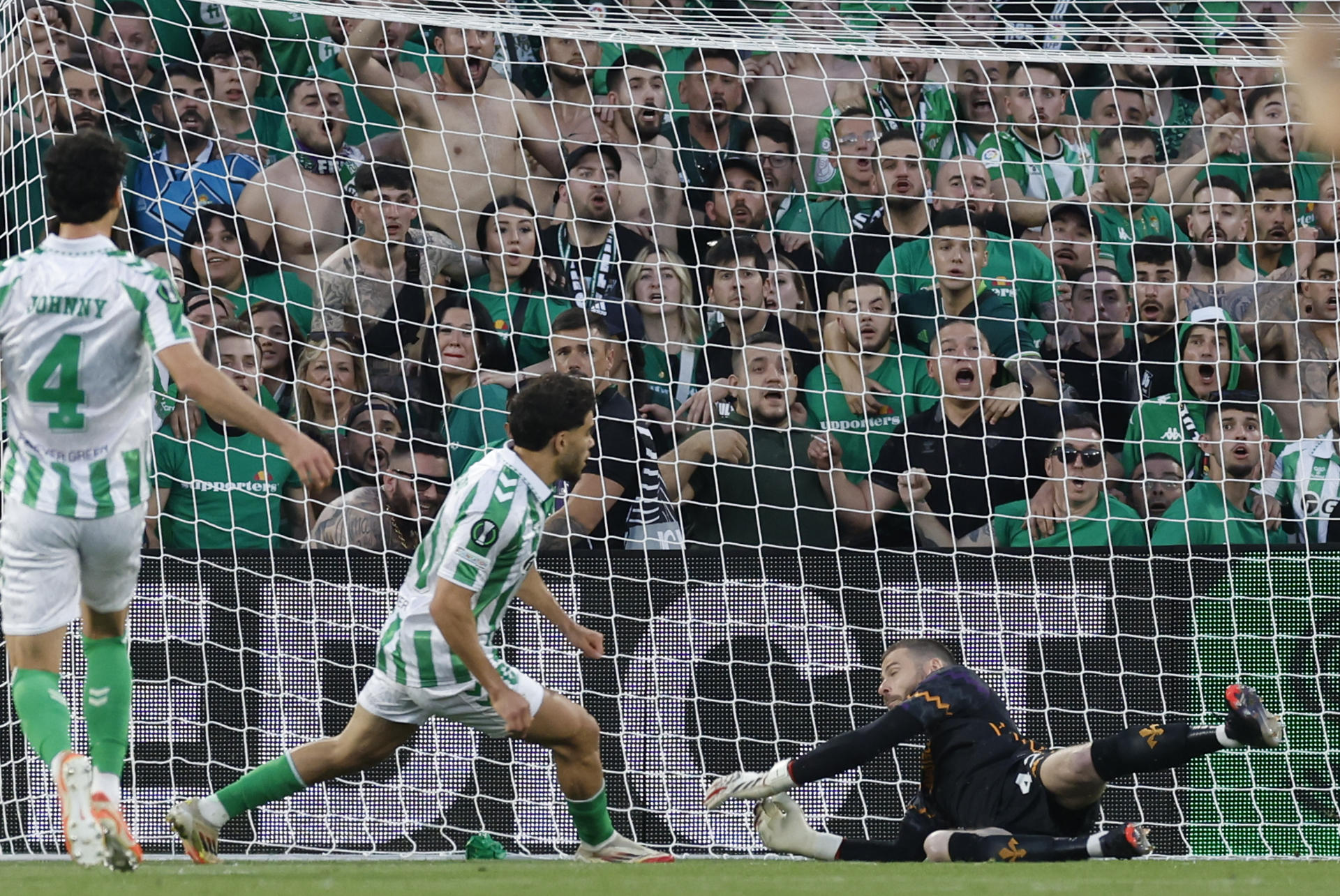 El delantero del Betis Abde (c) consigue el primer gol de su equipo durante el partido de ida de las semifinales de la Liga Conferencia frente al Fiorentina, en el estadio Benito Villamarín. EFE/Julio Muñoz