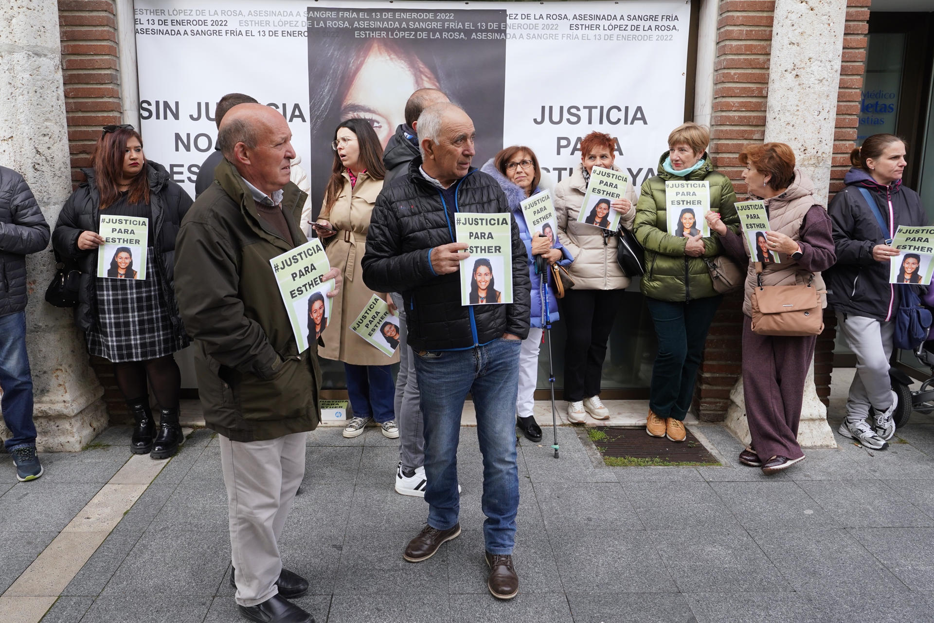 Familiares y amigos de Esther López se concentran a las puertas de los juzgados de Valladolid en una jornada en la que está prevista la declaración de varios guardias civiles y del voluntario que se encontró el cadáver de la joven de forma accidental el 5 de febrero de 2022, 23 días más tarde de su desaparición.EFE/Nacho Gallego