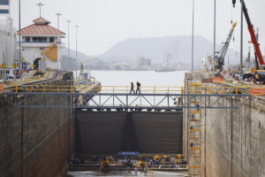 Personas trabajan en labores de reacondicionamiento y mantenimiento preventivo en cámara seca este viernes, en las esclusas de Pedro Miguel del Canal de Panamá (Panamá). EFE/Bienvenido Velasco