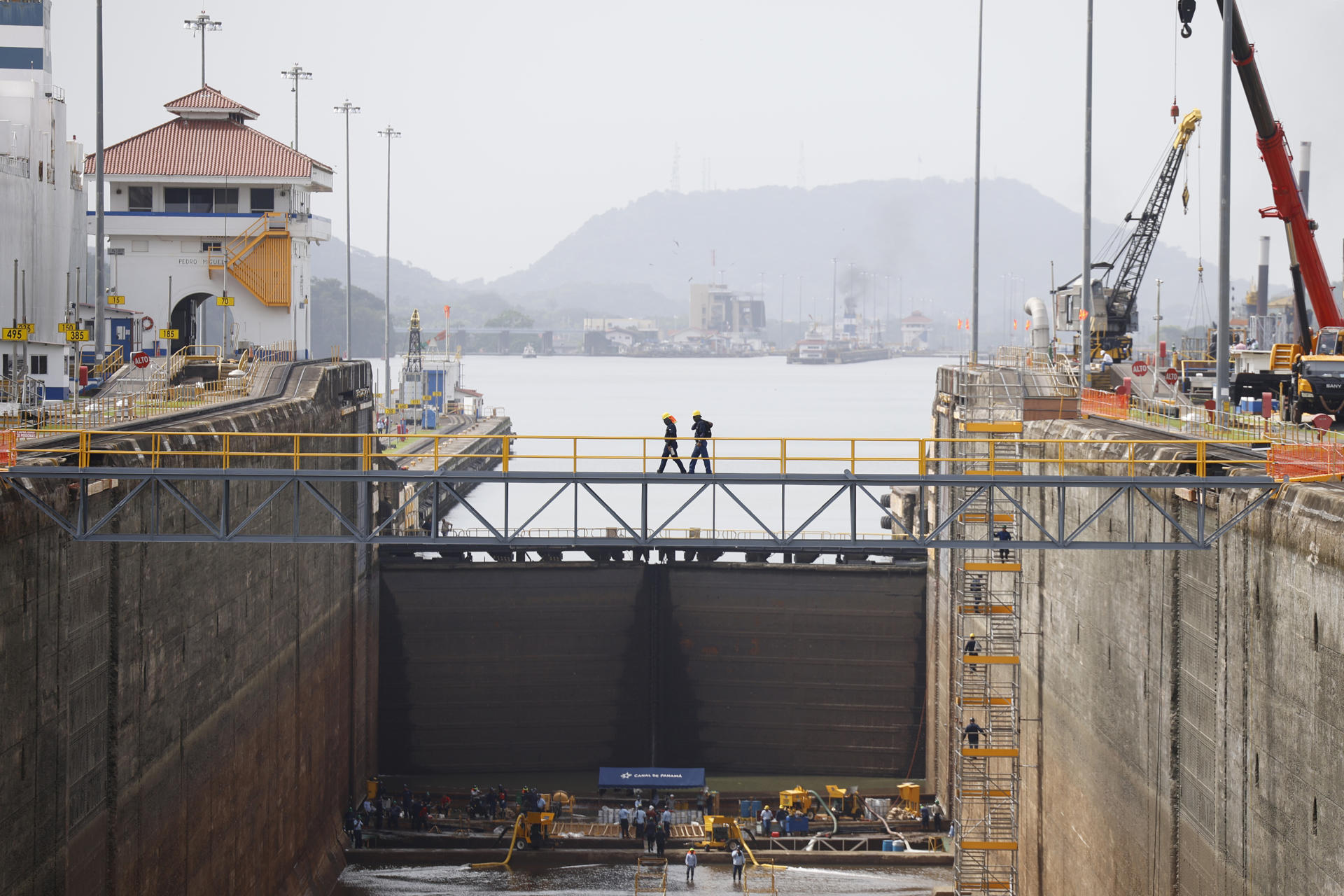 Personas trabajan en labores de reacondicionamiento y mantenimiento preventivo en cámara seca este viernes, en las esclusas de Pedro Miguel del Canal de Panamá (Panamá). EFE/Bienvenido Velasco