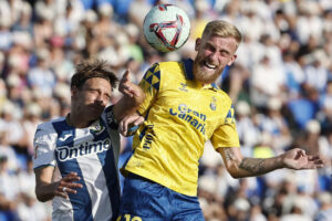 El delantero de Las Palmas Oliver McBurnie (d) pelea un balón con Sergio González, del Leganés, durante el partido de Liga de la primera vuelta en Primera División en el estadio de Butarque en foto de archivo de Sergio Pérez. EFE