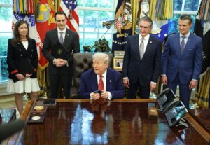 El presidente de EE.UU., Donald Trump, en el Despacho Oval. EFE/SAMUEL CORUM