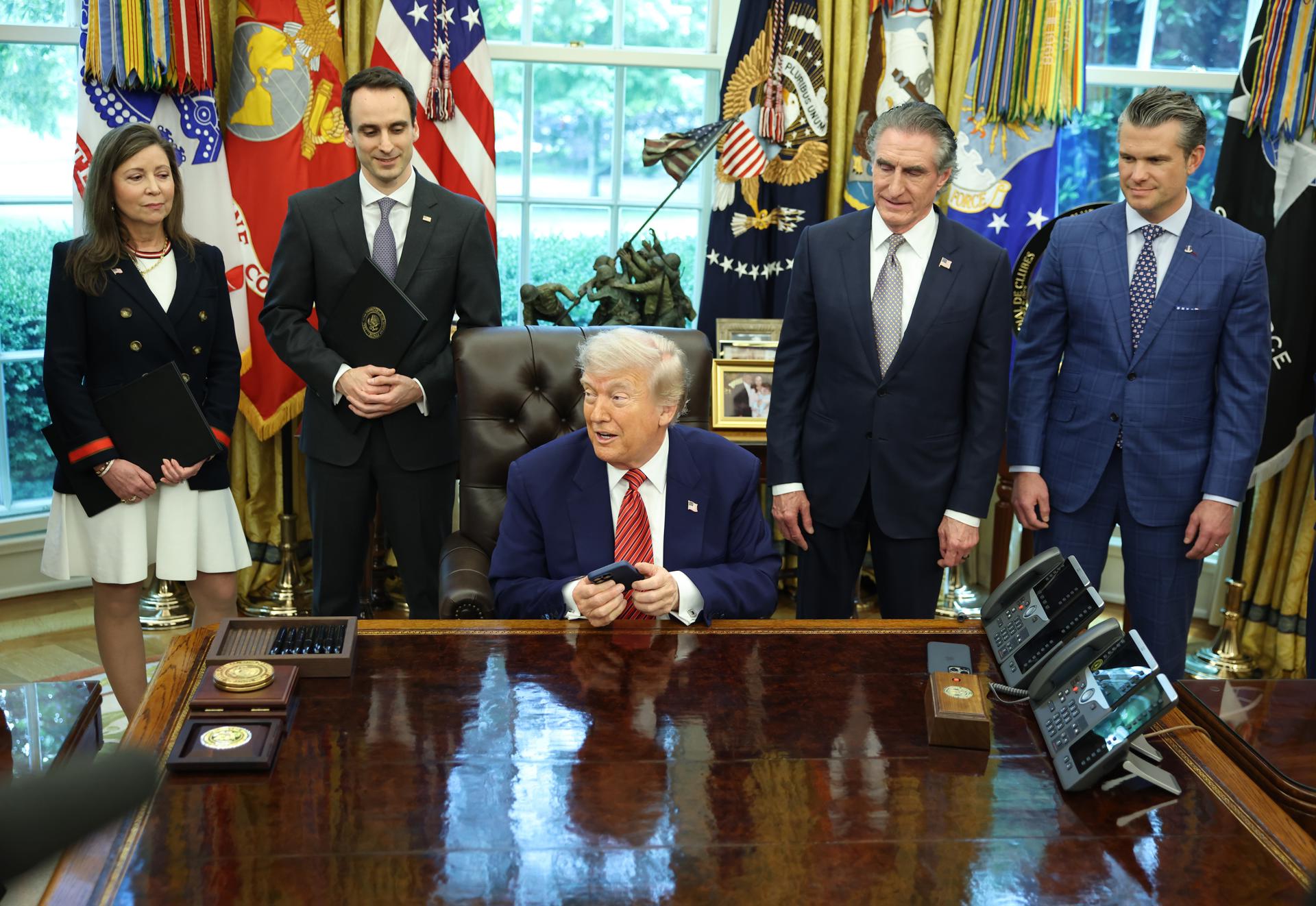 El presidente de EE.UU., Donald Trump, en el Despacho Oval. EFE/SAMUEL CORUM